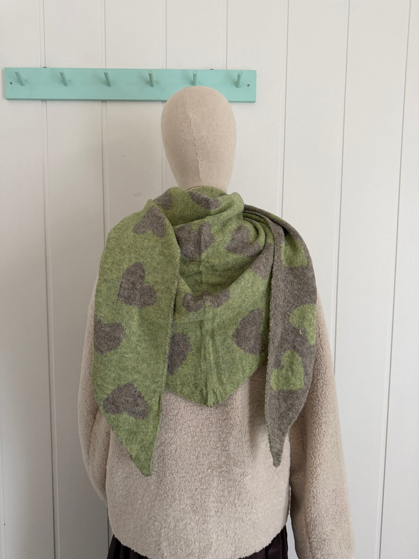 Bufanda bandana triangular corazones verde y gris