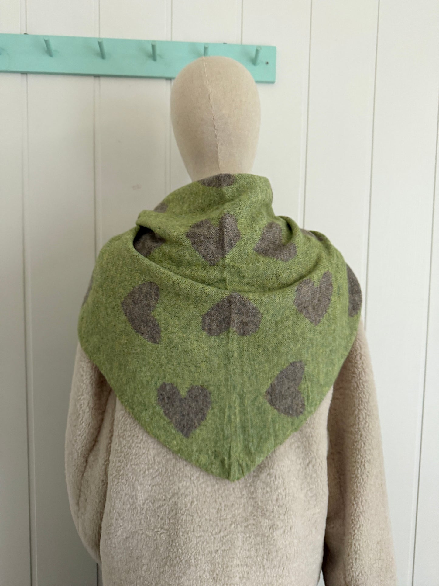 Bufanda bandana triangular corazones verde y gris