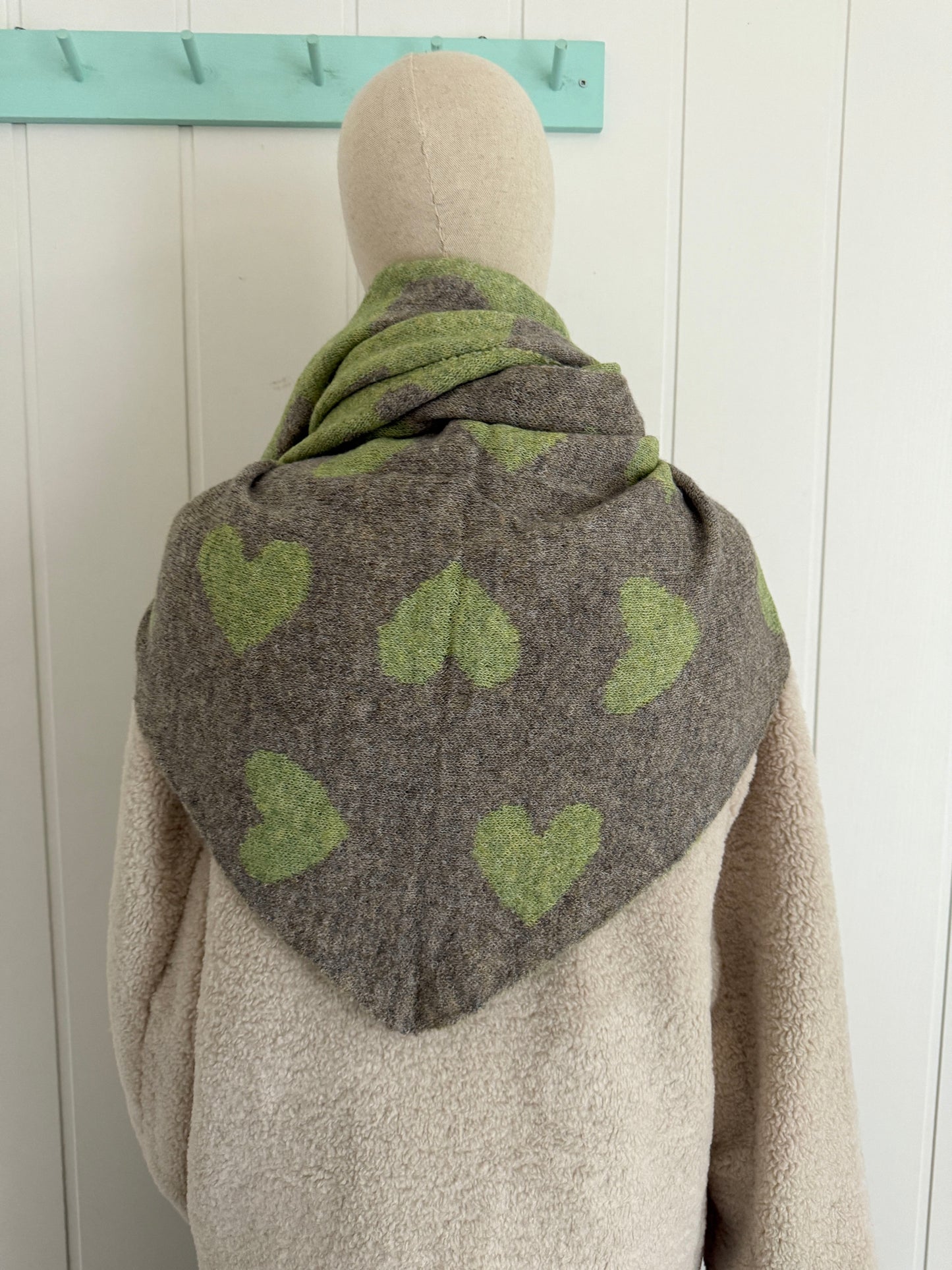 Bufanda bandana triangular corazones verde y gris