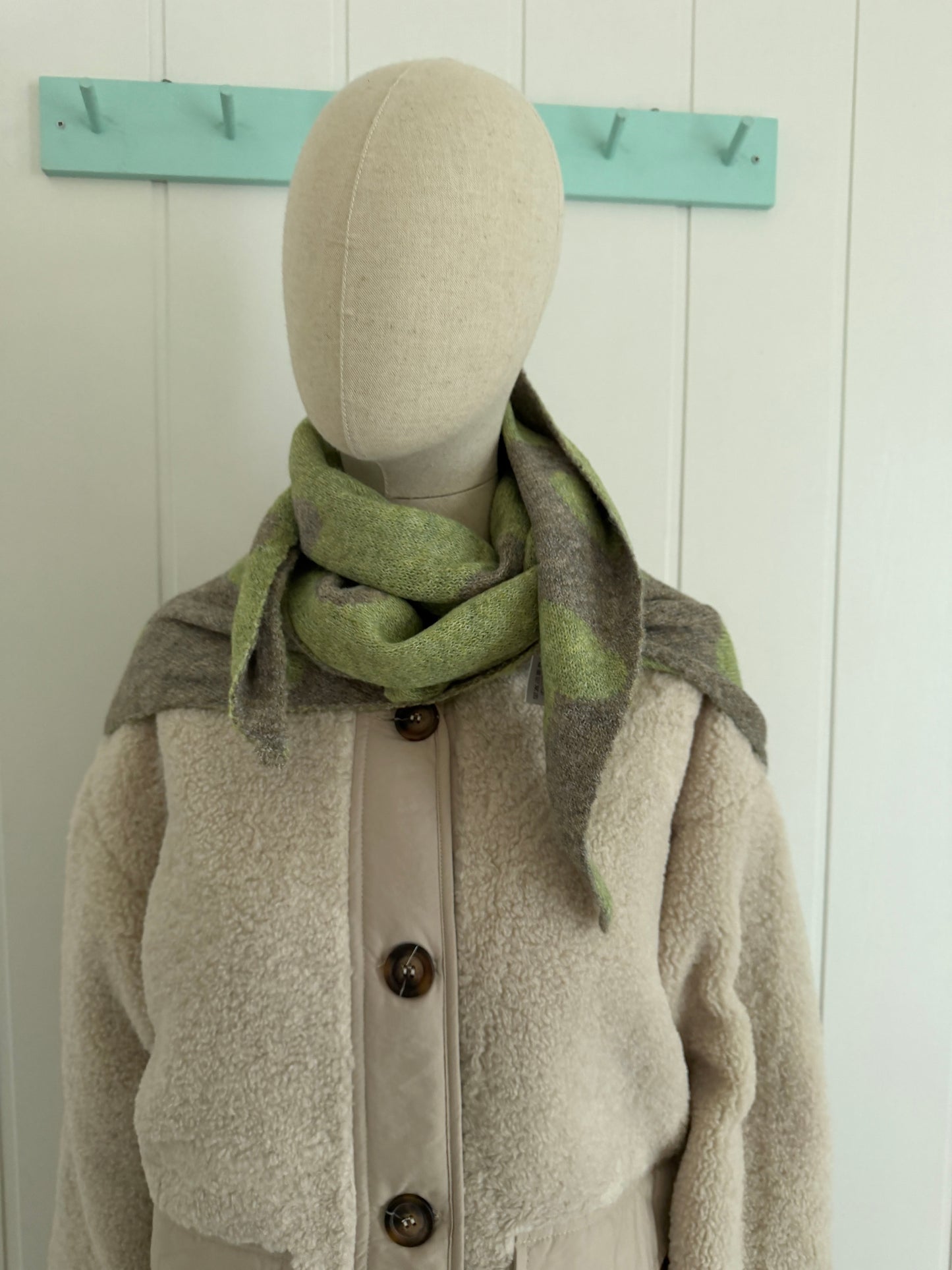 Bufanda bandana triangular corazones verde y gris