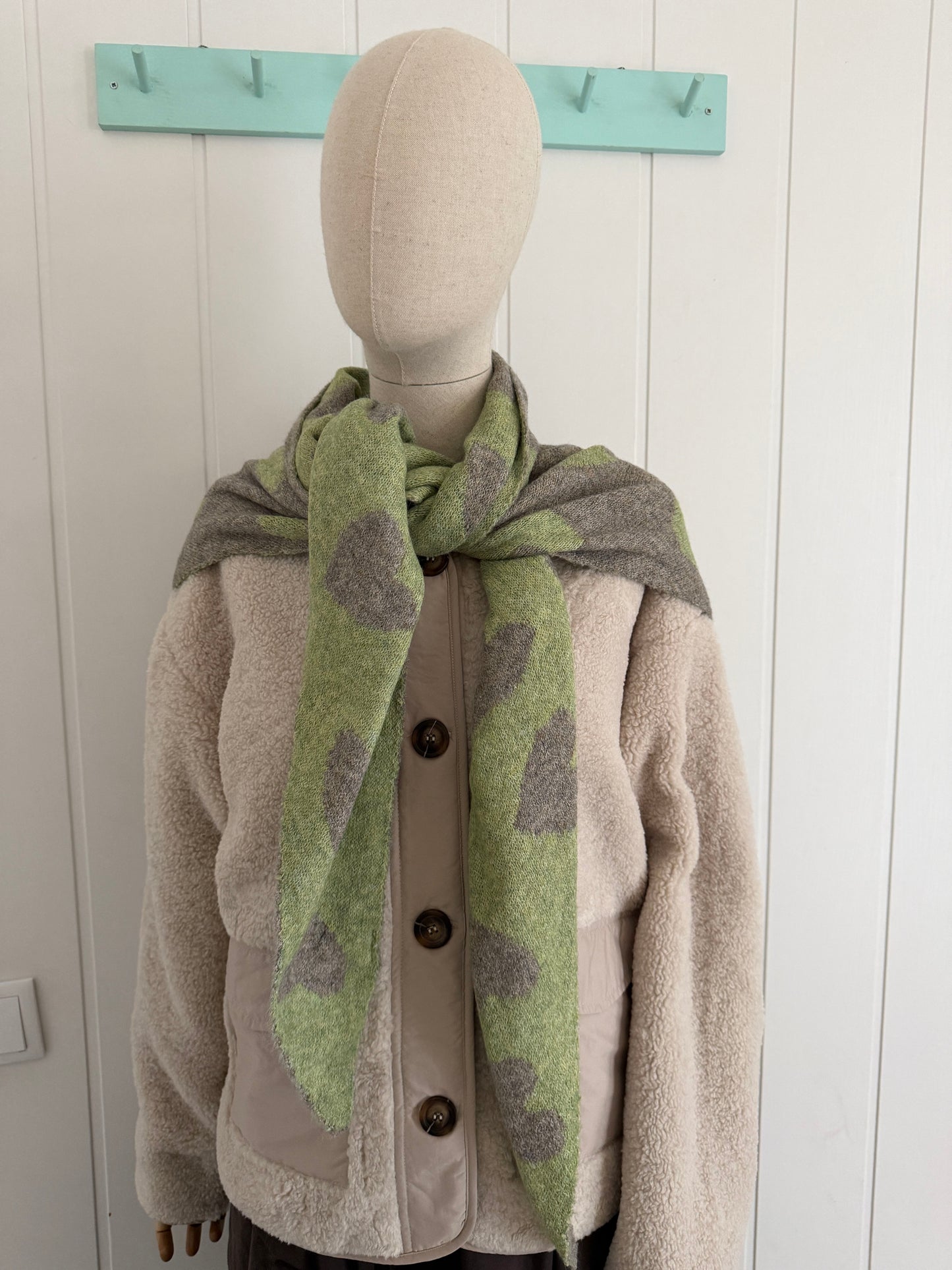 Bufanda bandana triangular corazones verde y gris