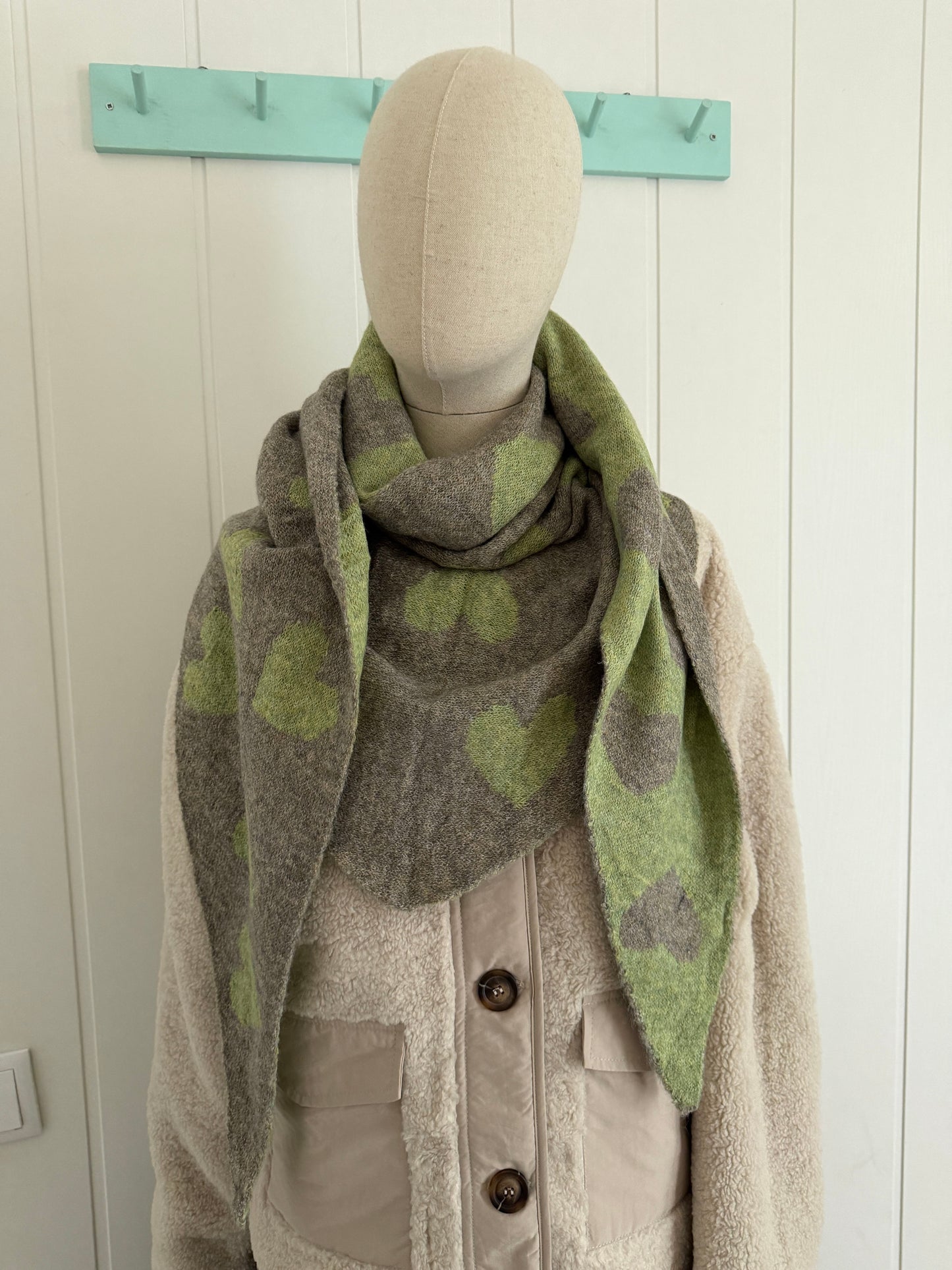 Bufanda bandana triangular corazones verde y gris