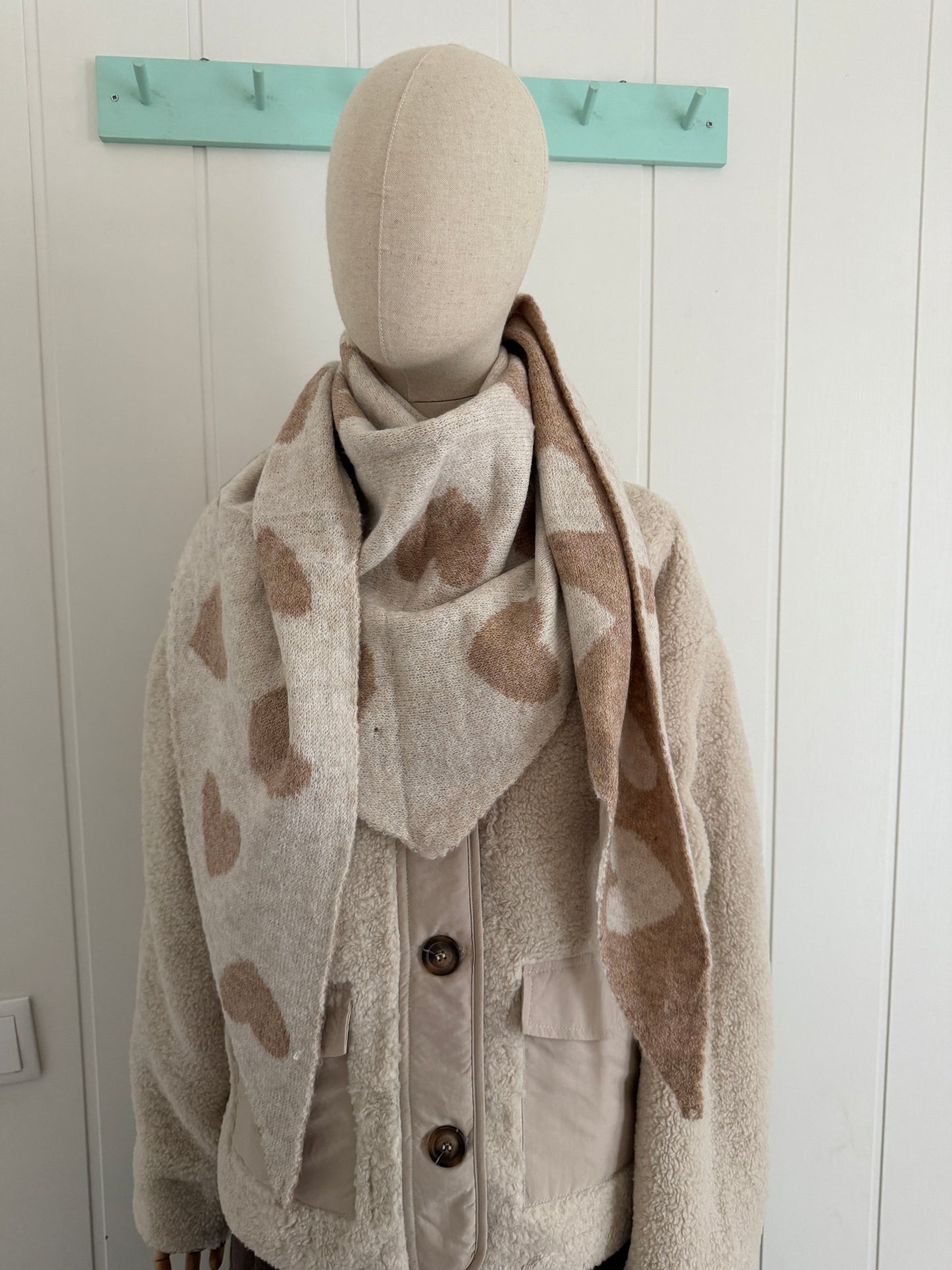 Bufanda bandana triangular corazones beige y camel