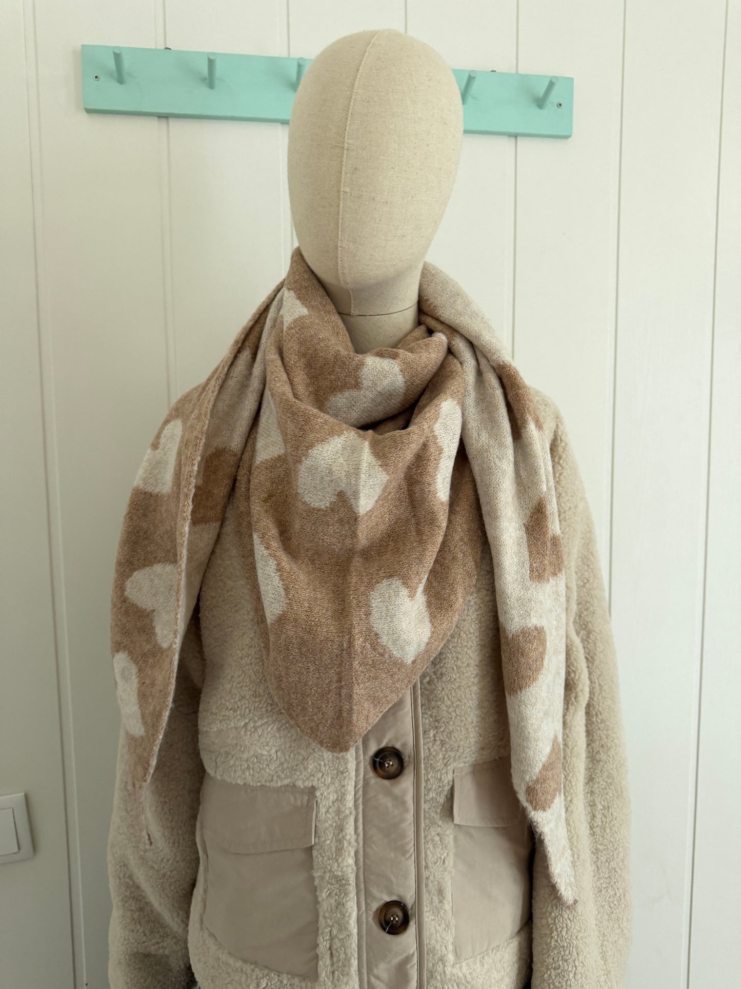 Bufanda bandana triangular corazones beige y camel