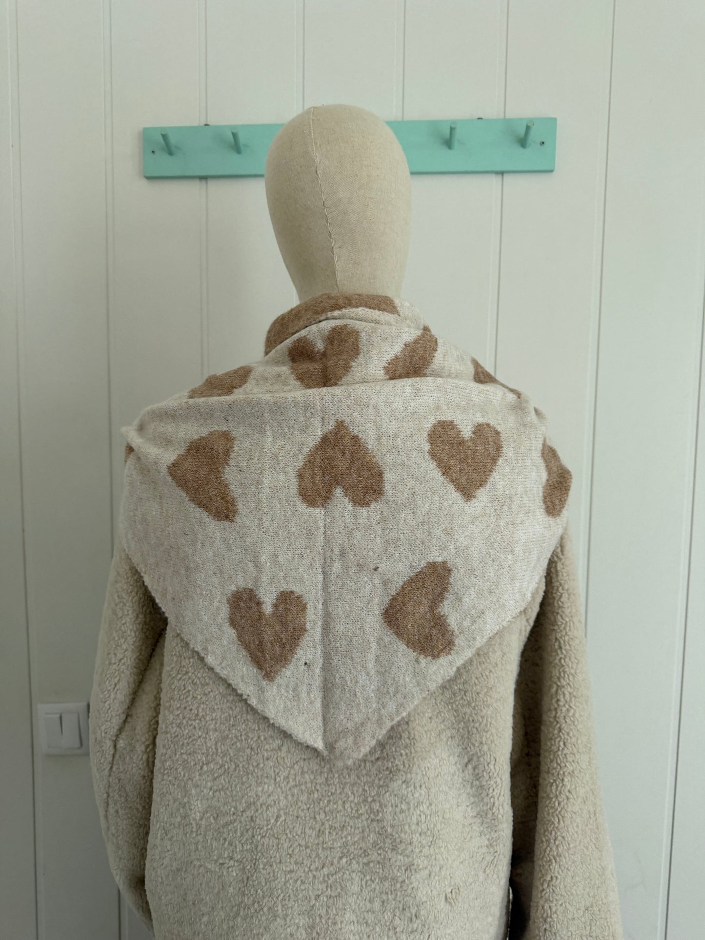Bufanda bandana triangular corazones beige y camel