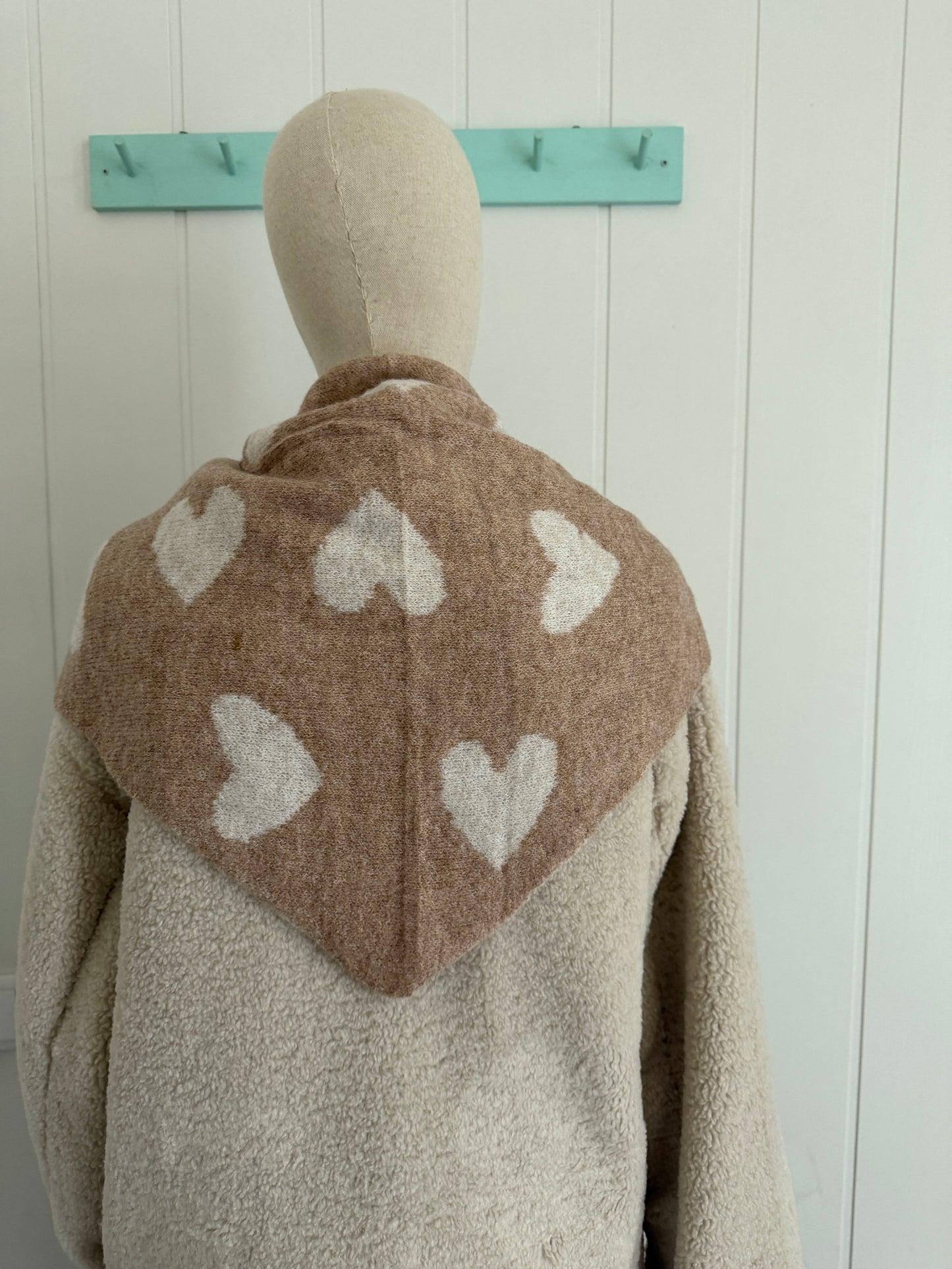 Bufanda bandana triangular corazones beige y camel