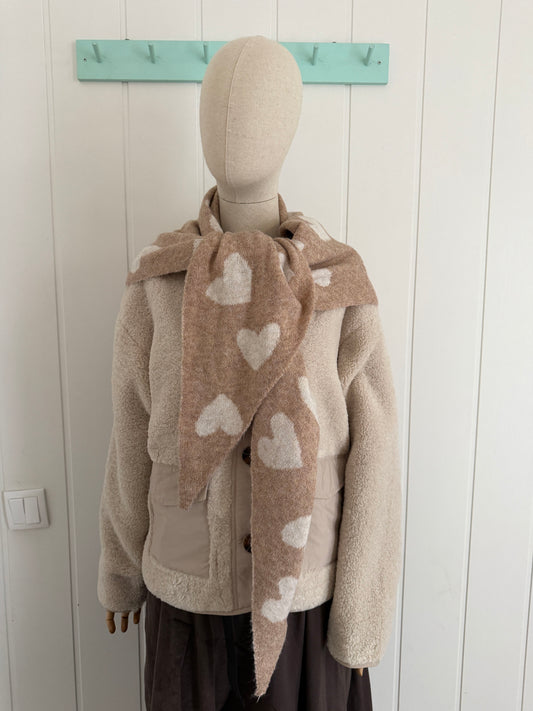 Bufanda bandana triangular corazones beige y camel