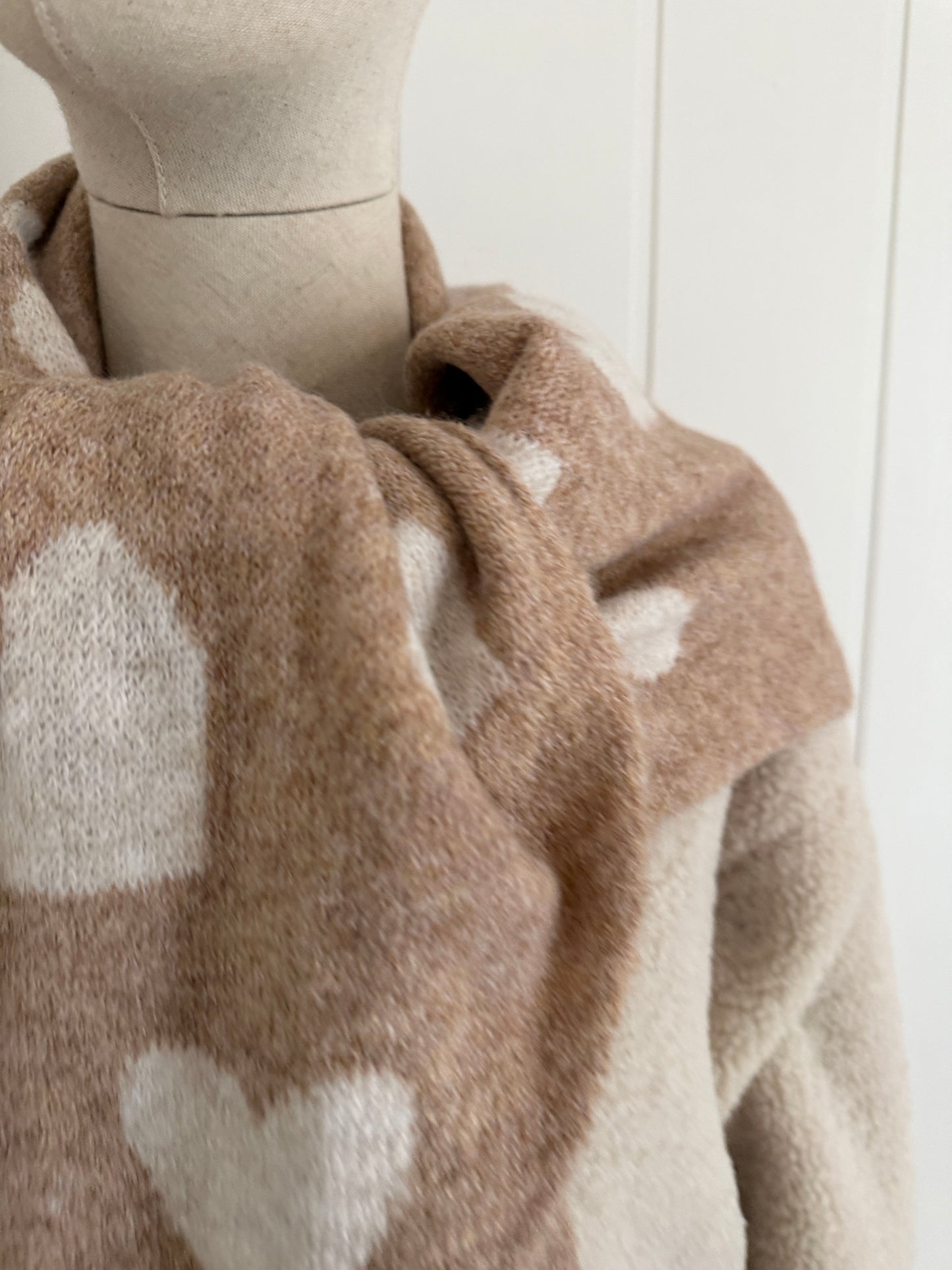 Bufanda bandana triangular corazones beige y camel