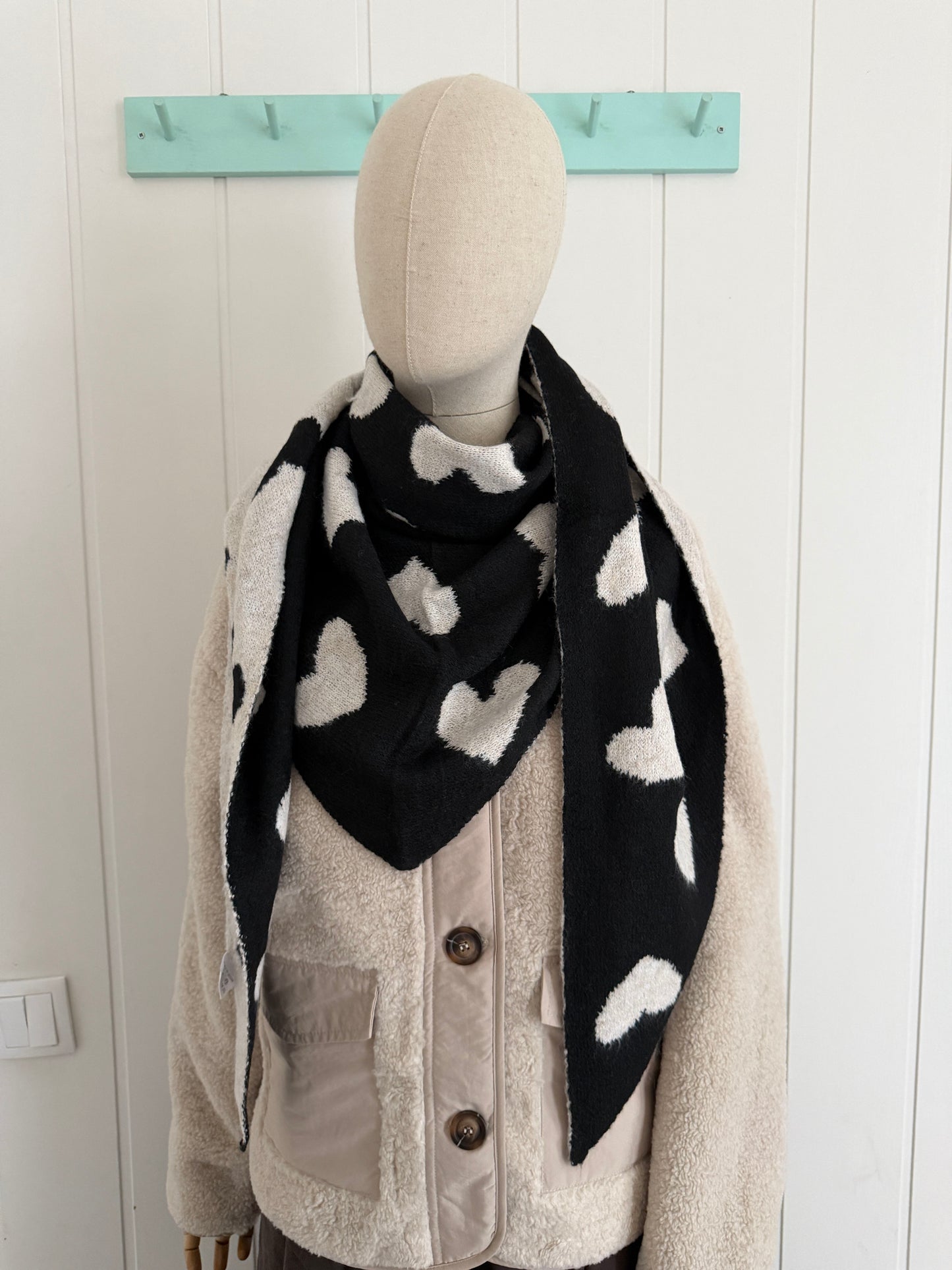 Bufanda bandana triangular corazones blanco y negro