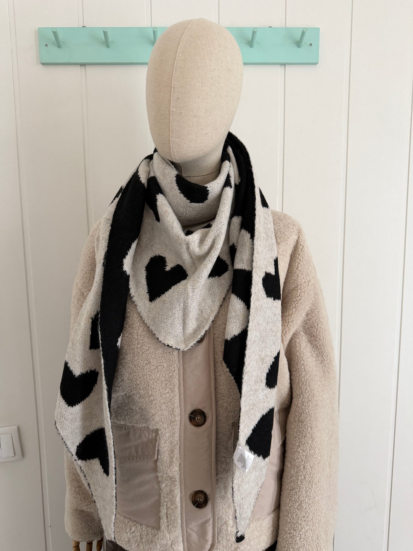 Bufanda bandana triangular corazones blanco y negro