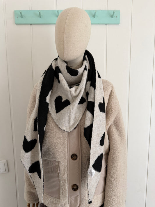 Bufanda bandana triangular corazones blanco y negro