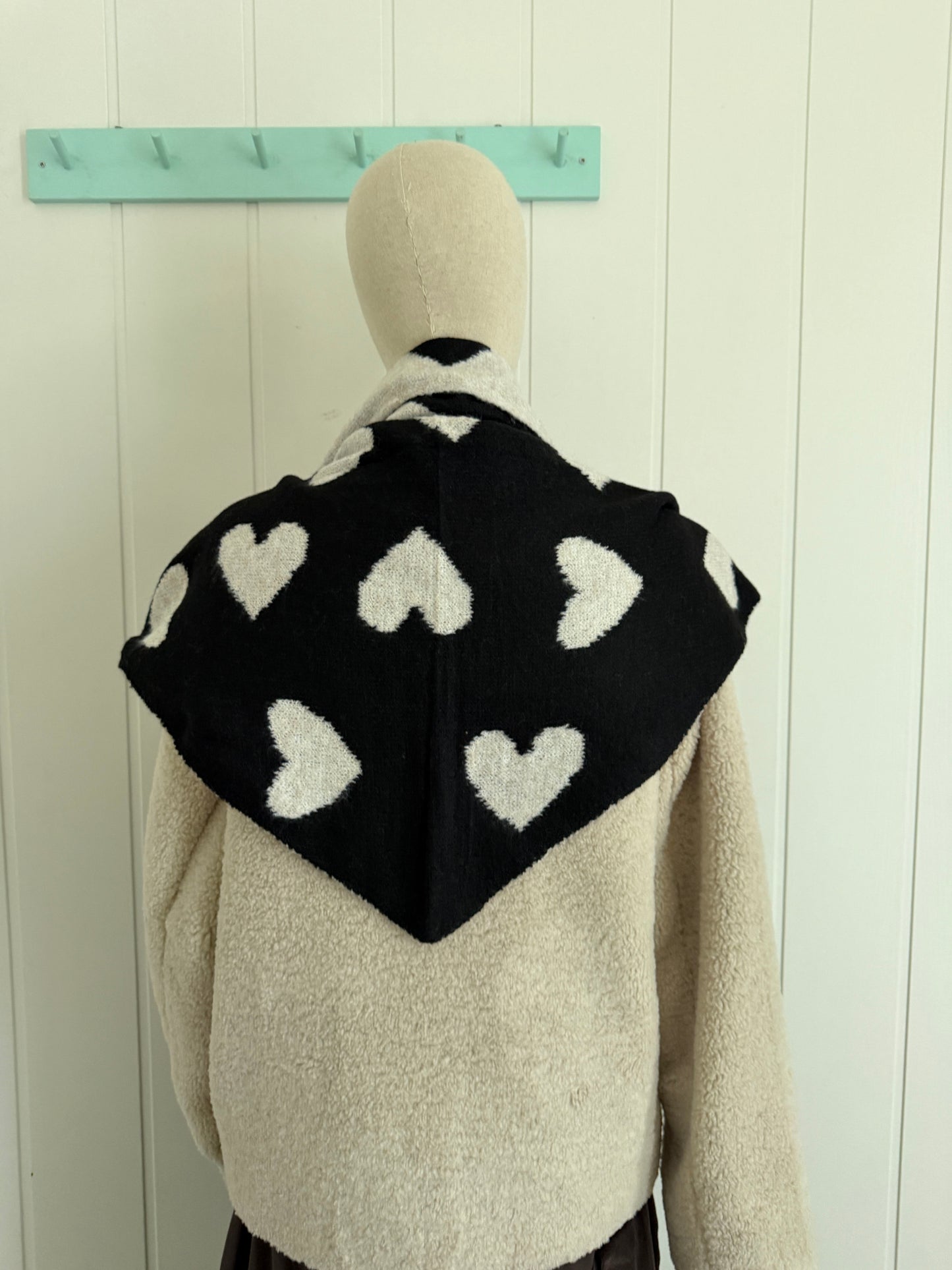 Bufanda bandana triangular corazones blanco y negro