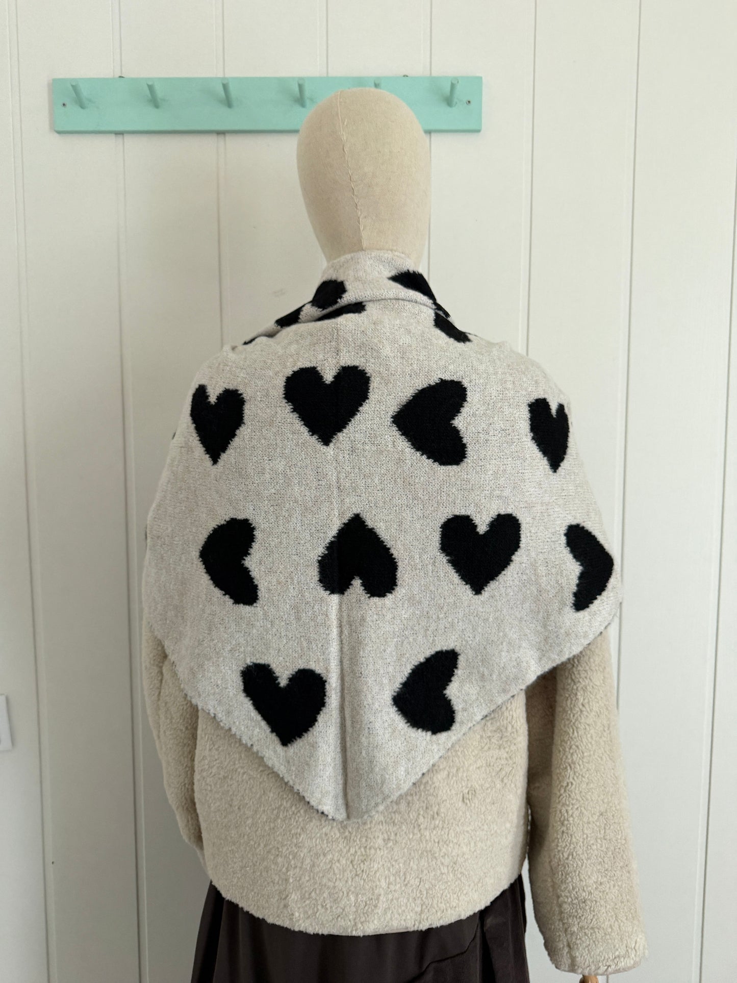 Bufanda bandana triangular corazones blanco y negro