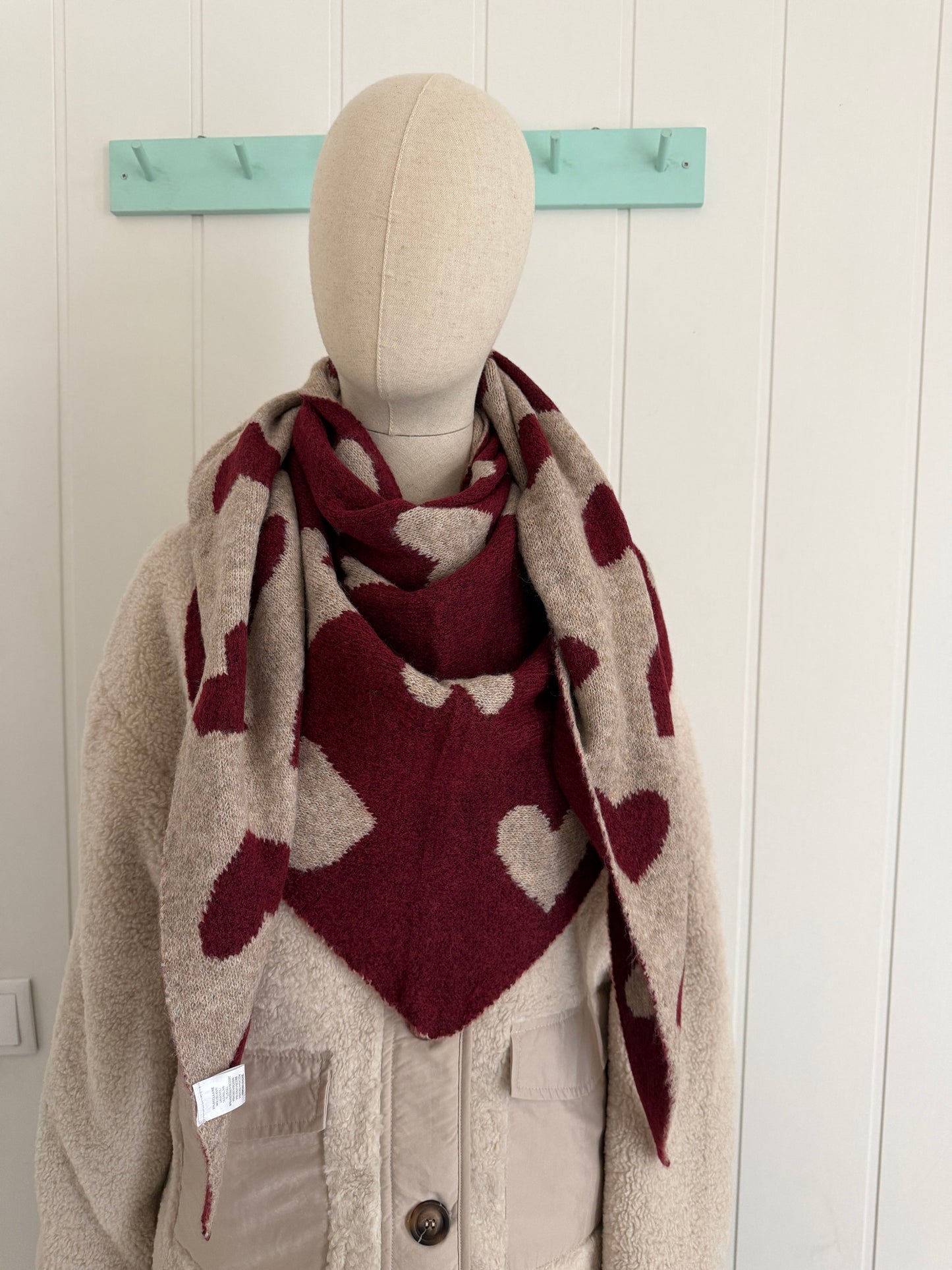 Bufanda bandana triangular corazones granate y taupe