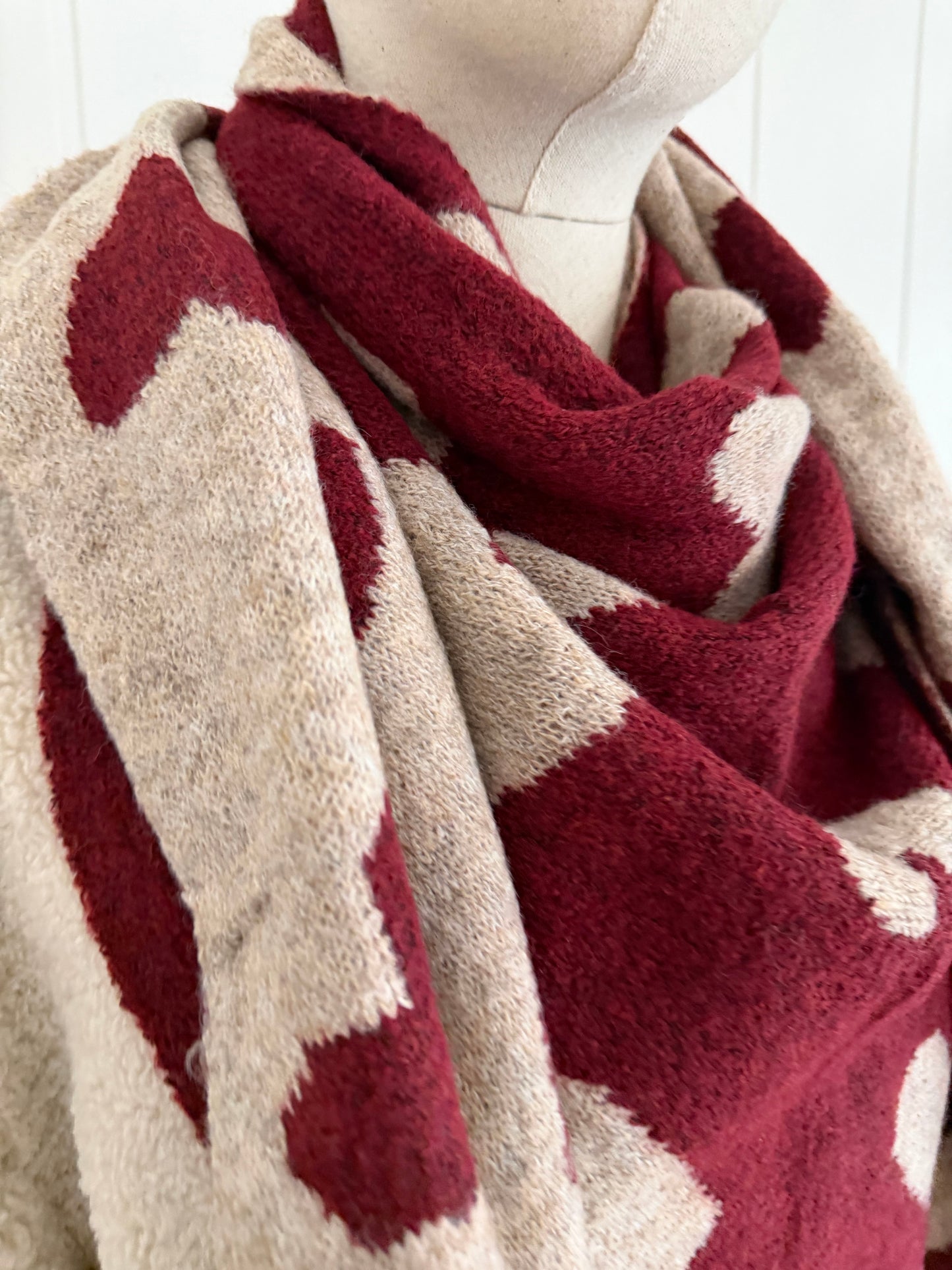 Bufanda bandana triangular corazones granate y taupe