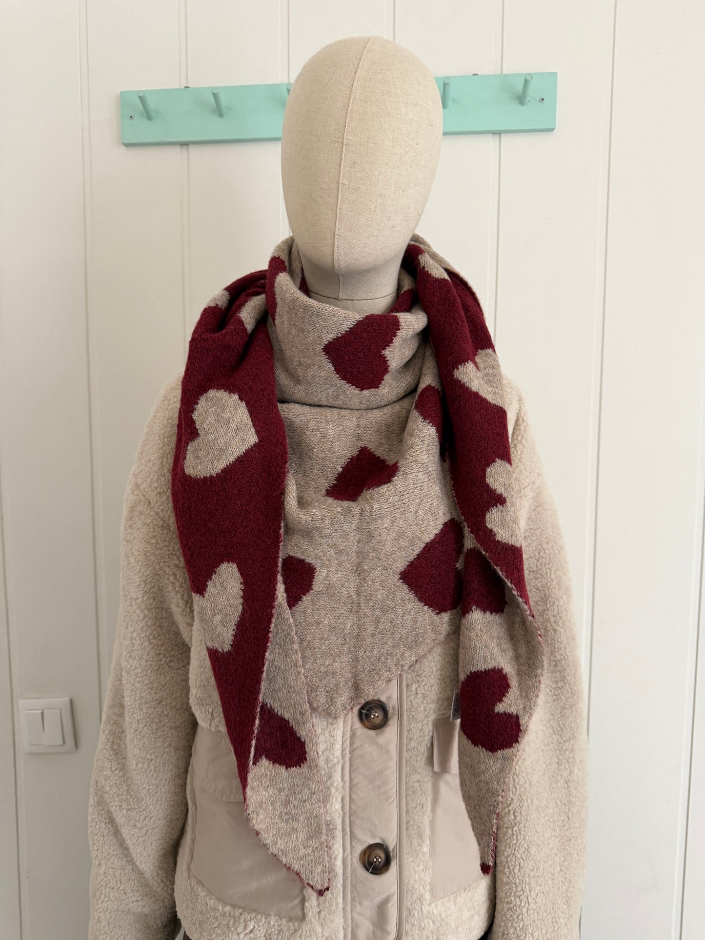 Bufanda bandana triangular corazones granate y taupe