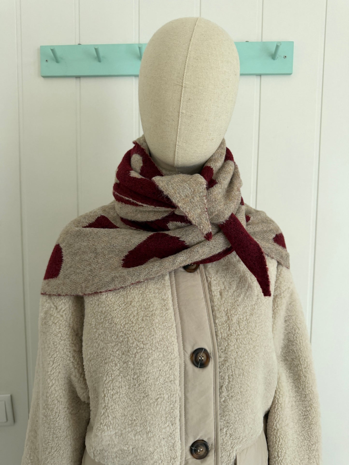 Bufanda bandana triangular corazones granate y taupe