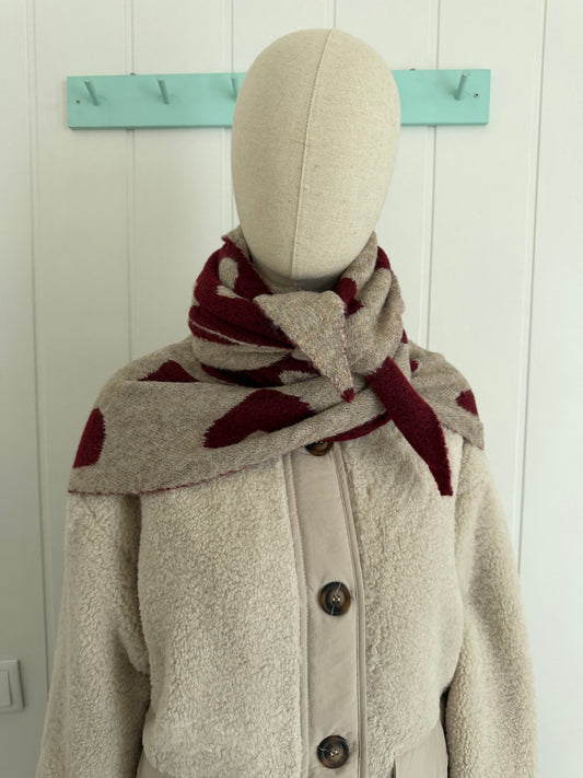 Bufanda bandana triangular corazones granate y taupe