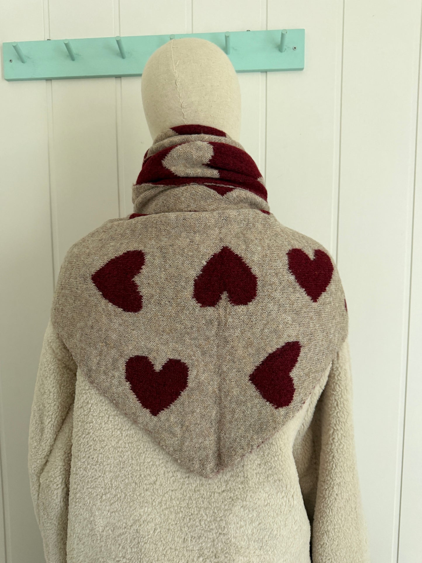 Bufanda bandana triangular corazones granate y taupe