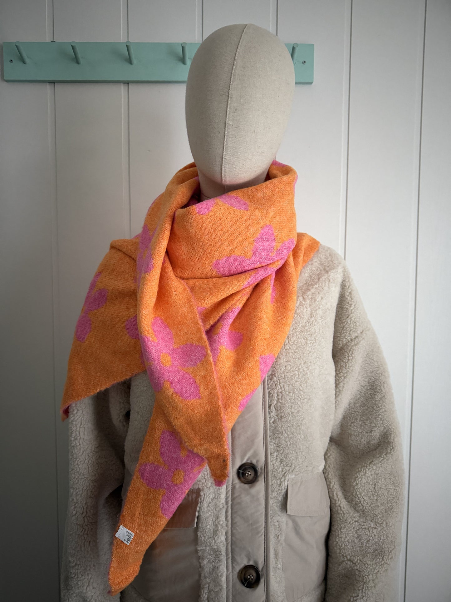 Bufanda bandana triangular flor naranja y fucsia