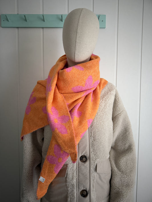 Bufanda bandana triangular flor naranja y fucsia