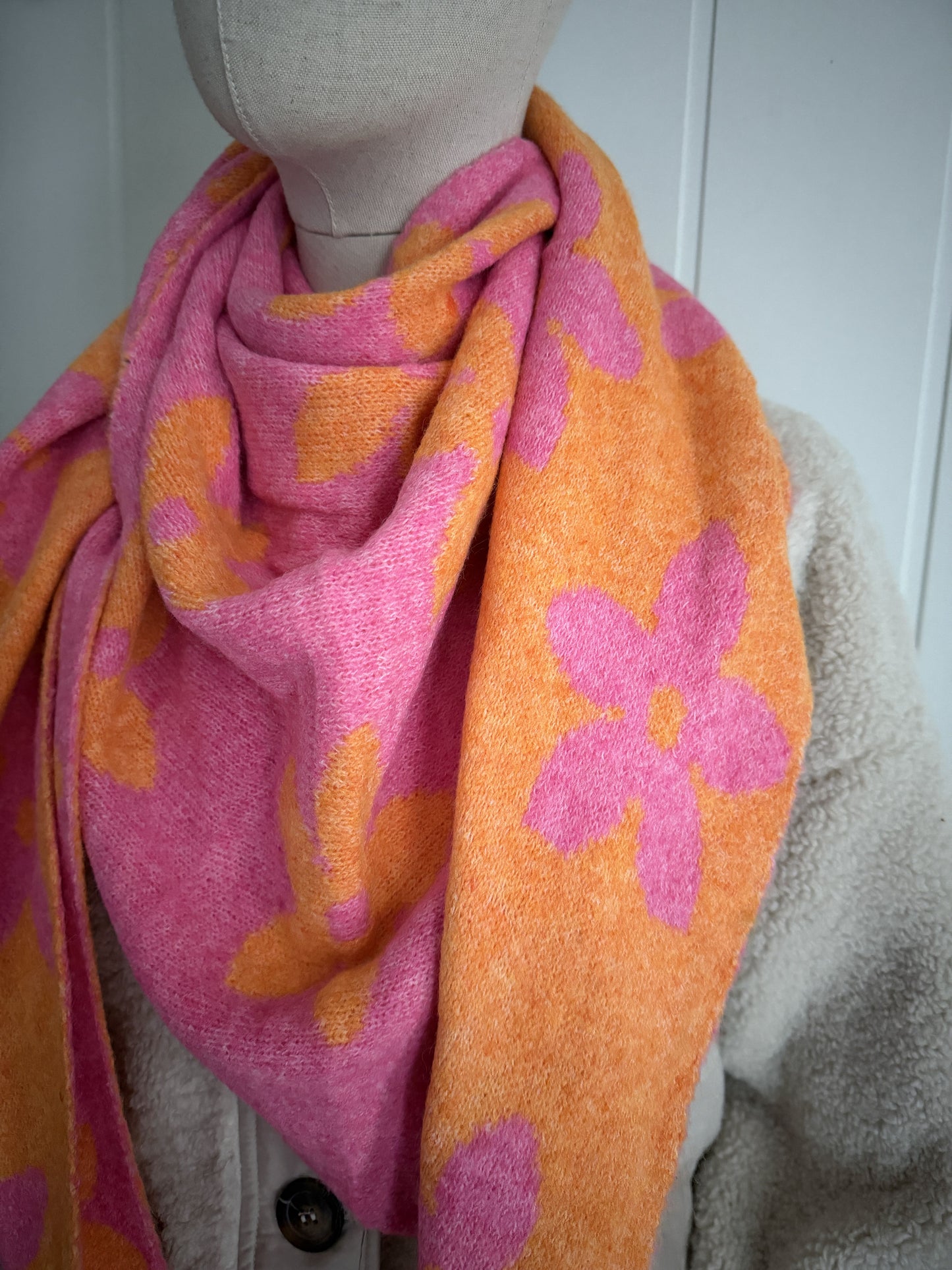 Bufanda bandana triangular flor naranja y fucsia