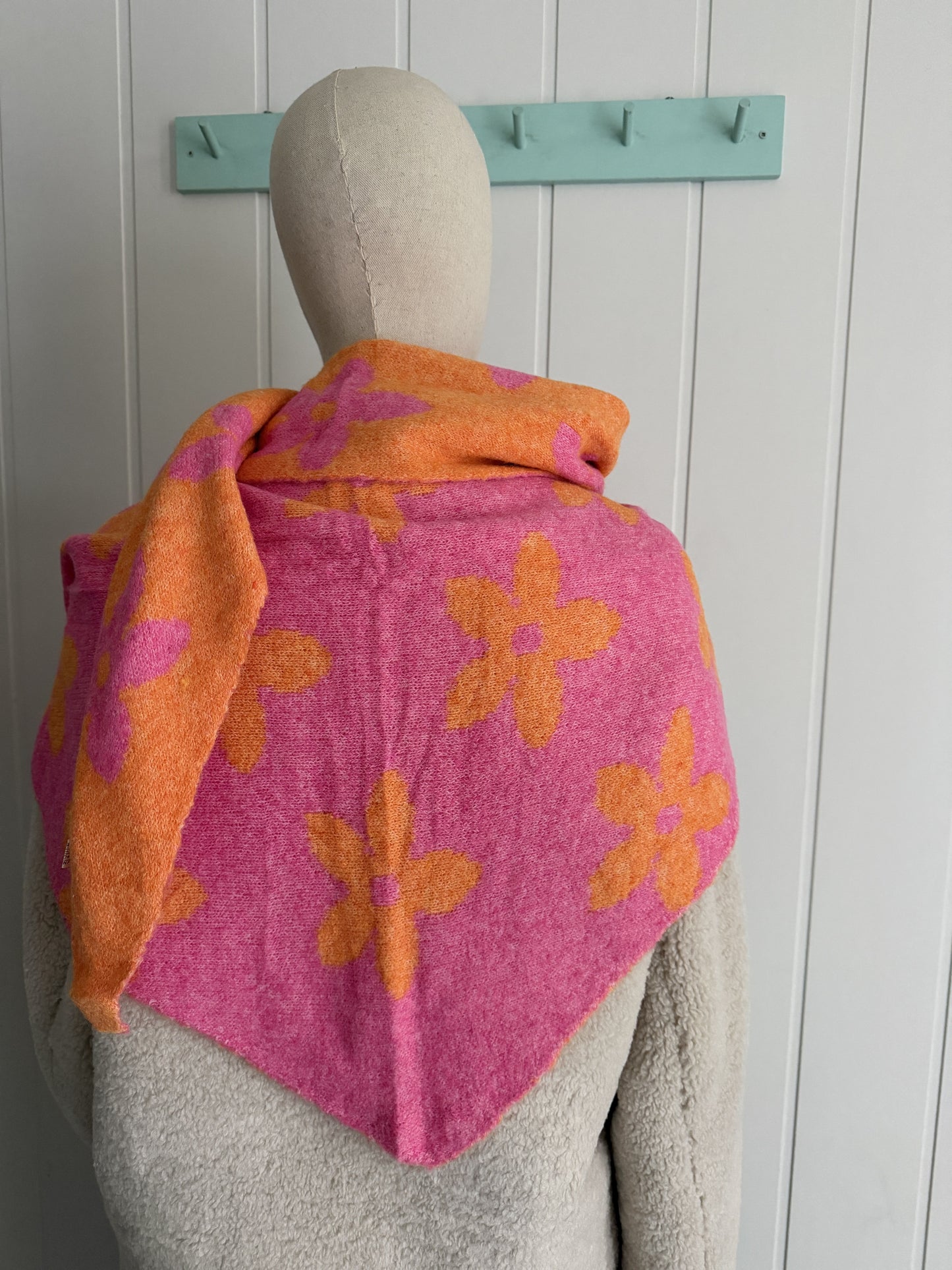 Bufanda bandana triangular flor naranja y fucsia