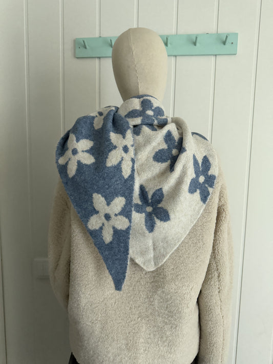 Bufanda bandana triangular flor jeans y beige