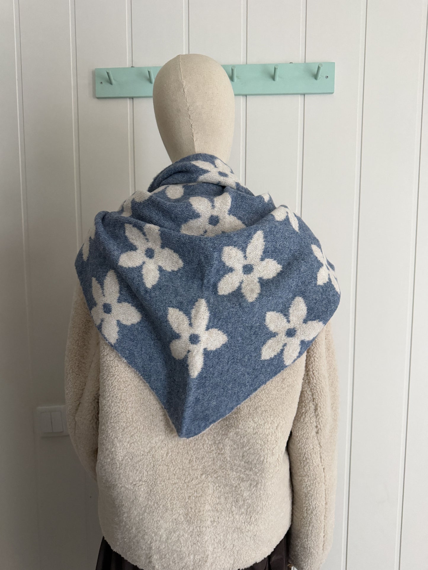 Bufanda bandana triangular flor jeans y beige