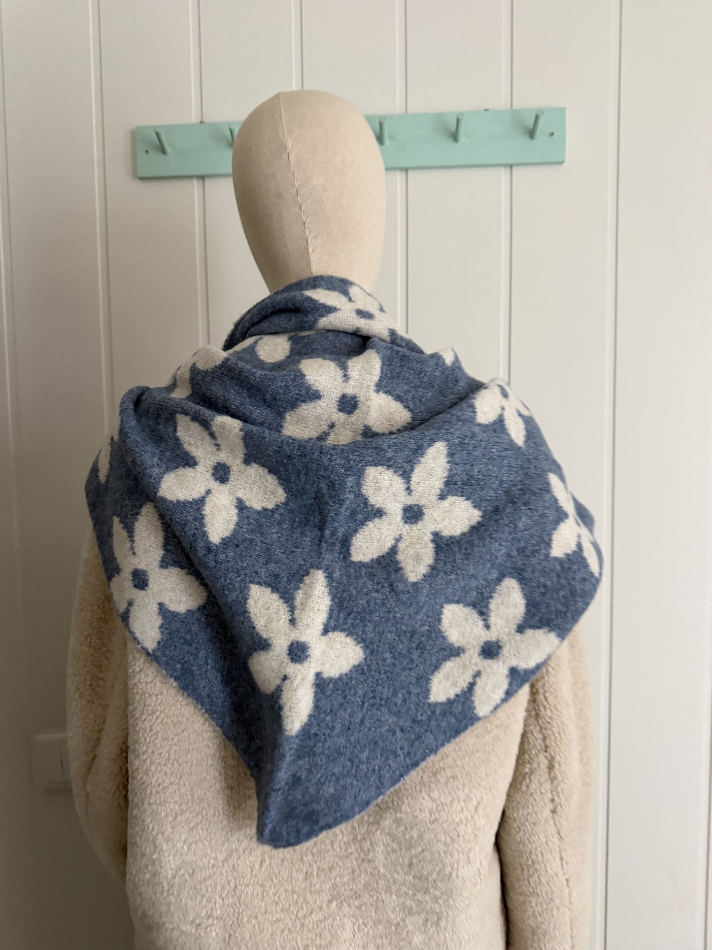 Bufanda bandana triangular flor jeans y beige