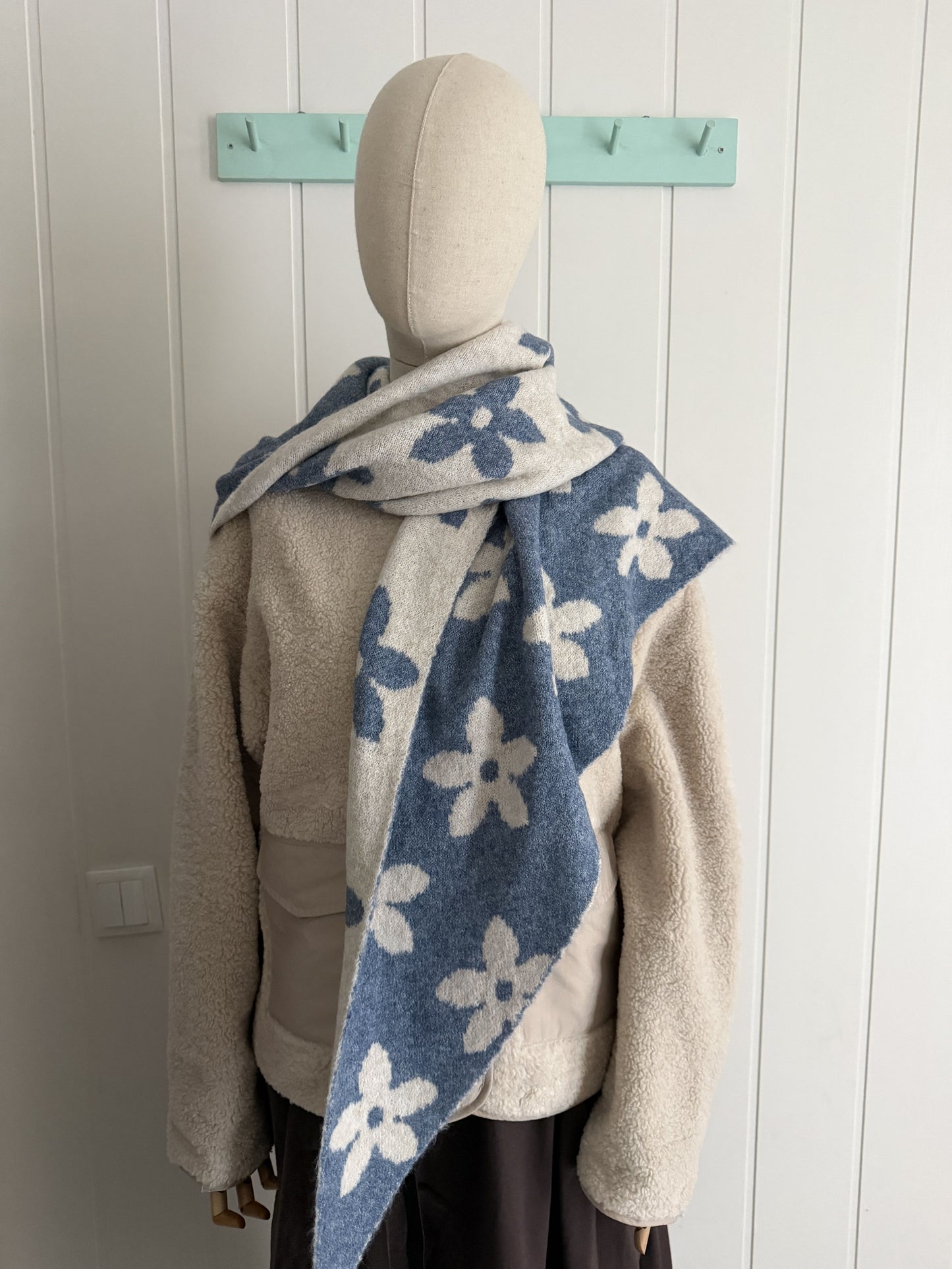 Bufanda bandana triangular flor jeans y beige