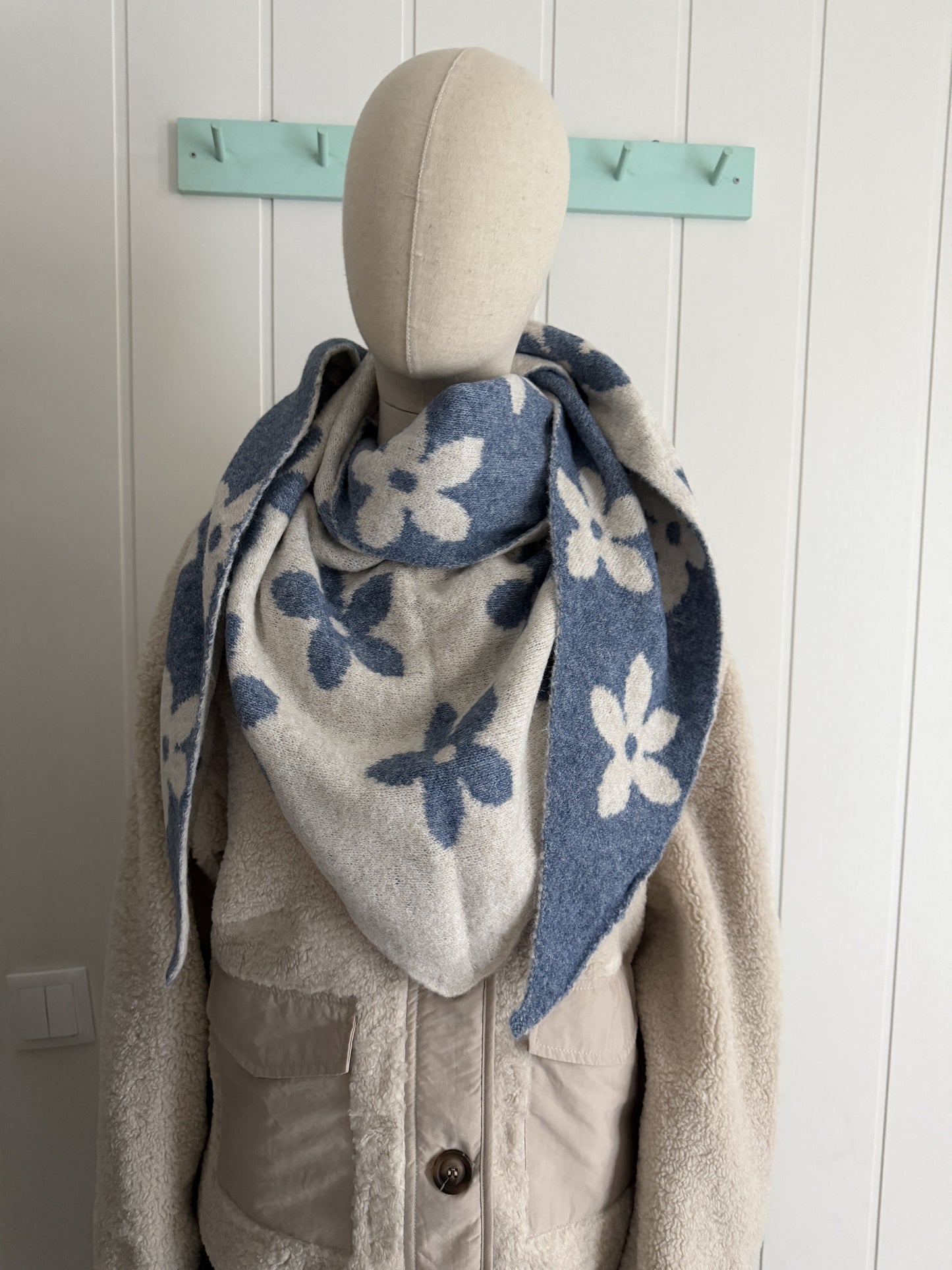 Bufanda bandana triangular flor jeans y beige