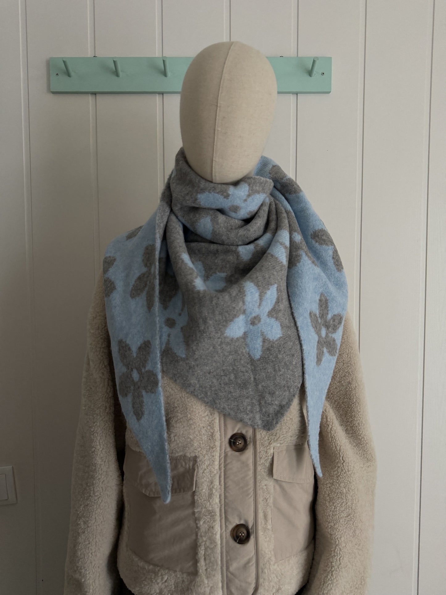 Bufanda bandana triangular flor cielo y gris