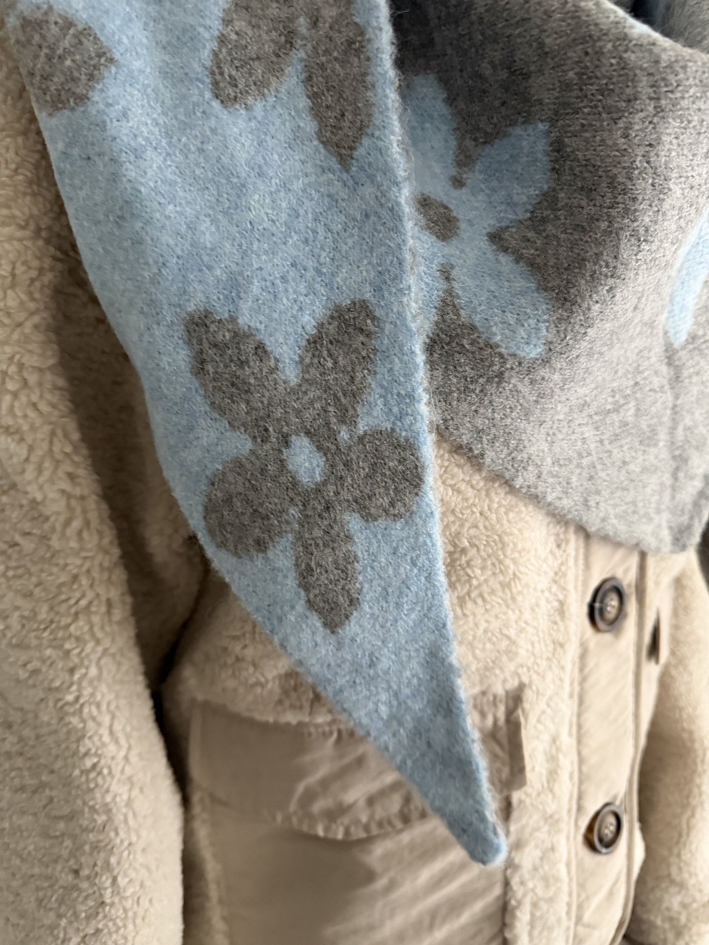 Bufanda bandana triangular flor cielo y gris