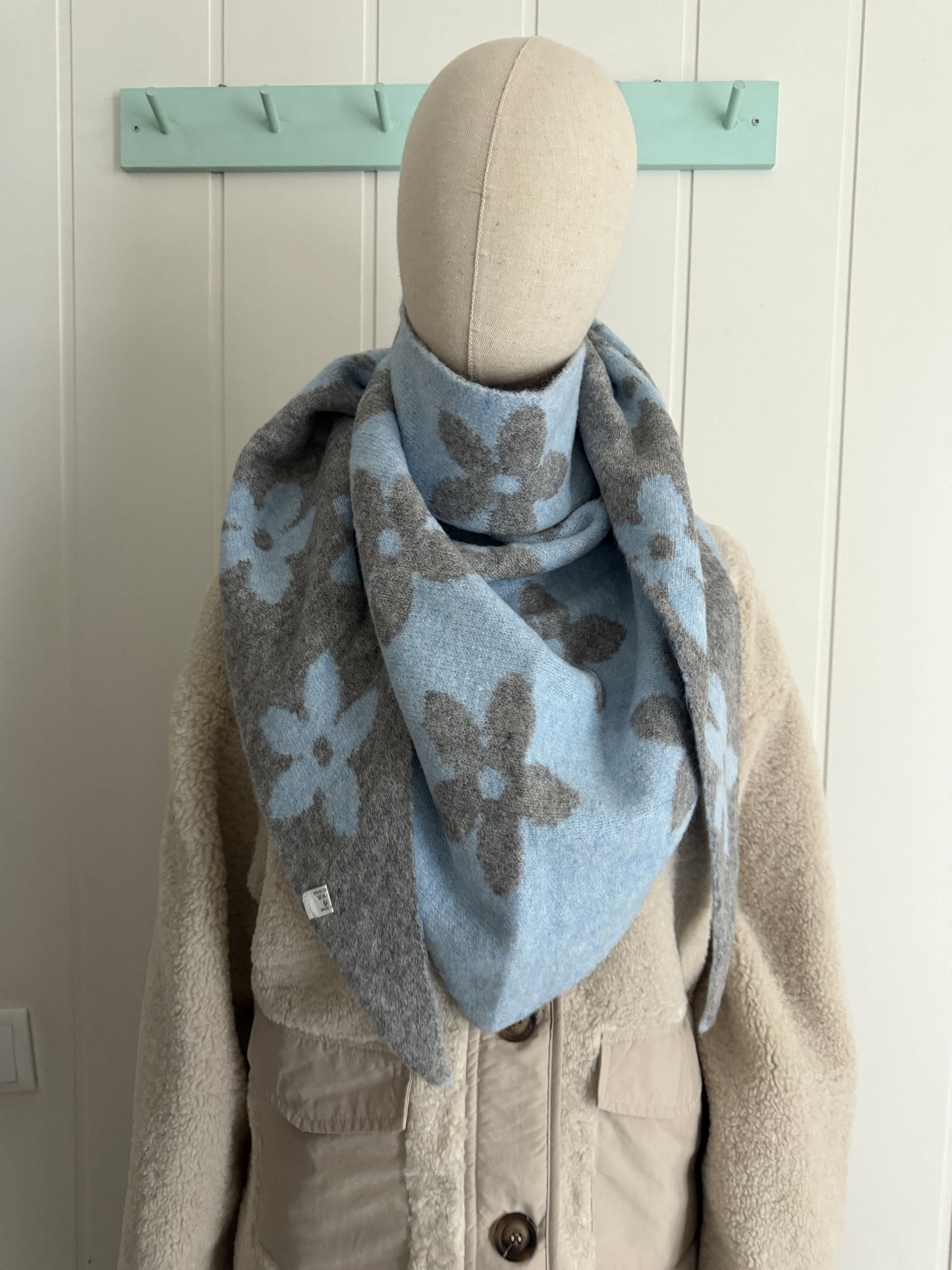 Bufanda bandana triangular flor cielo y gris