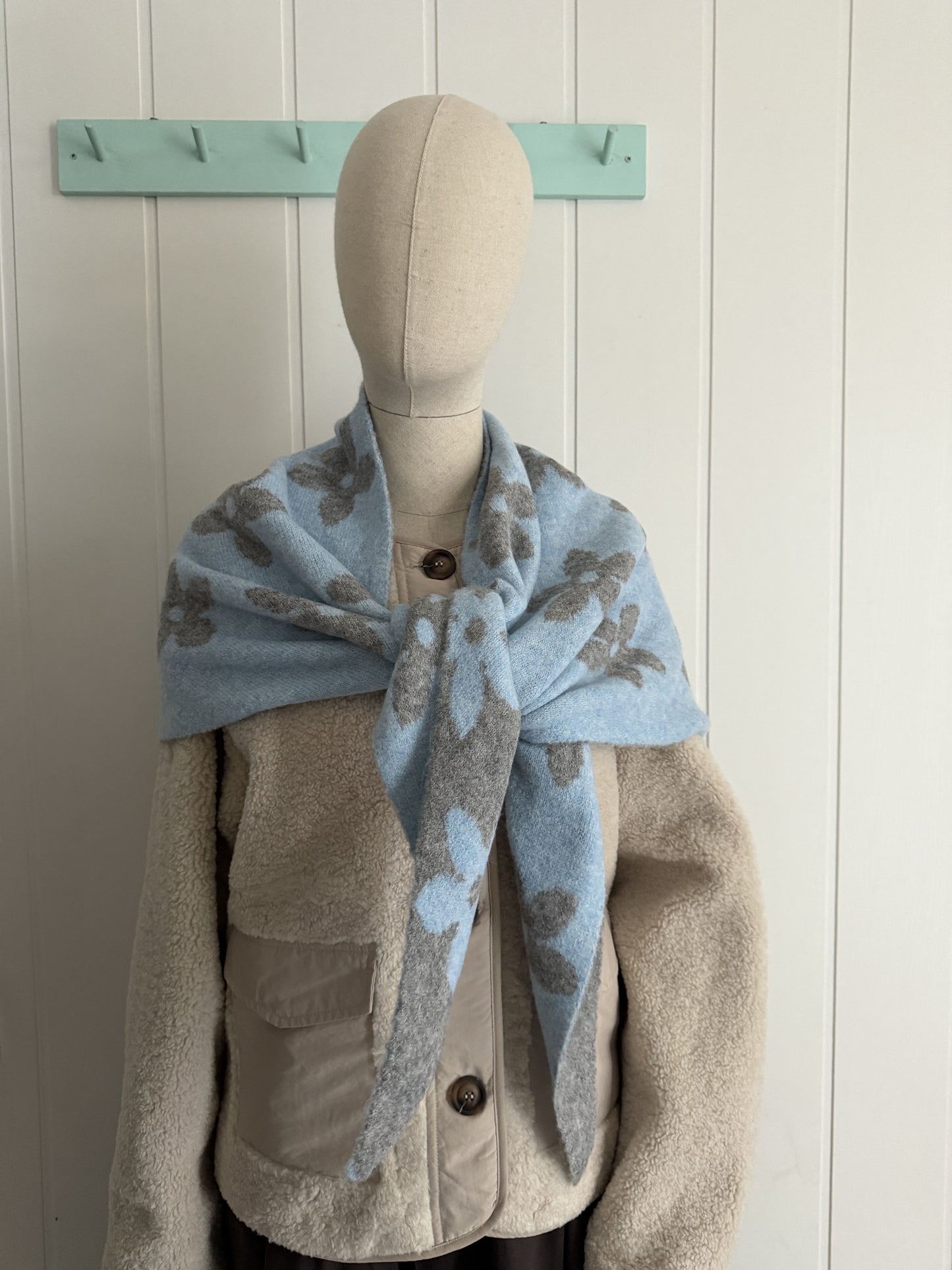 Bufanda bandana triangular flor cielo y gris