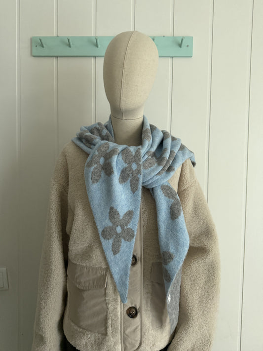 Bufanda bandana triangular flor cielo y gris