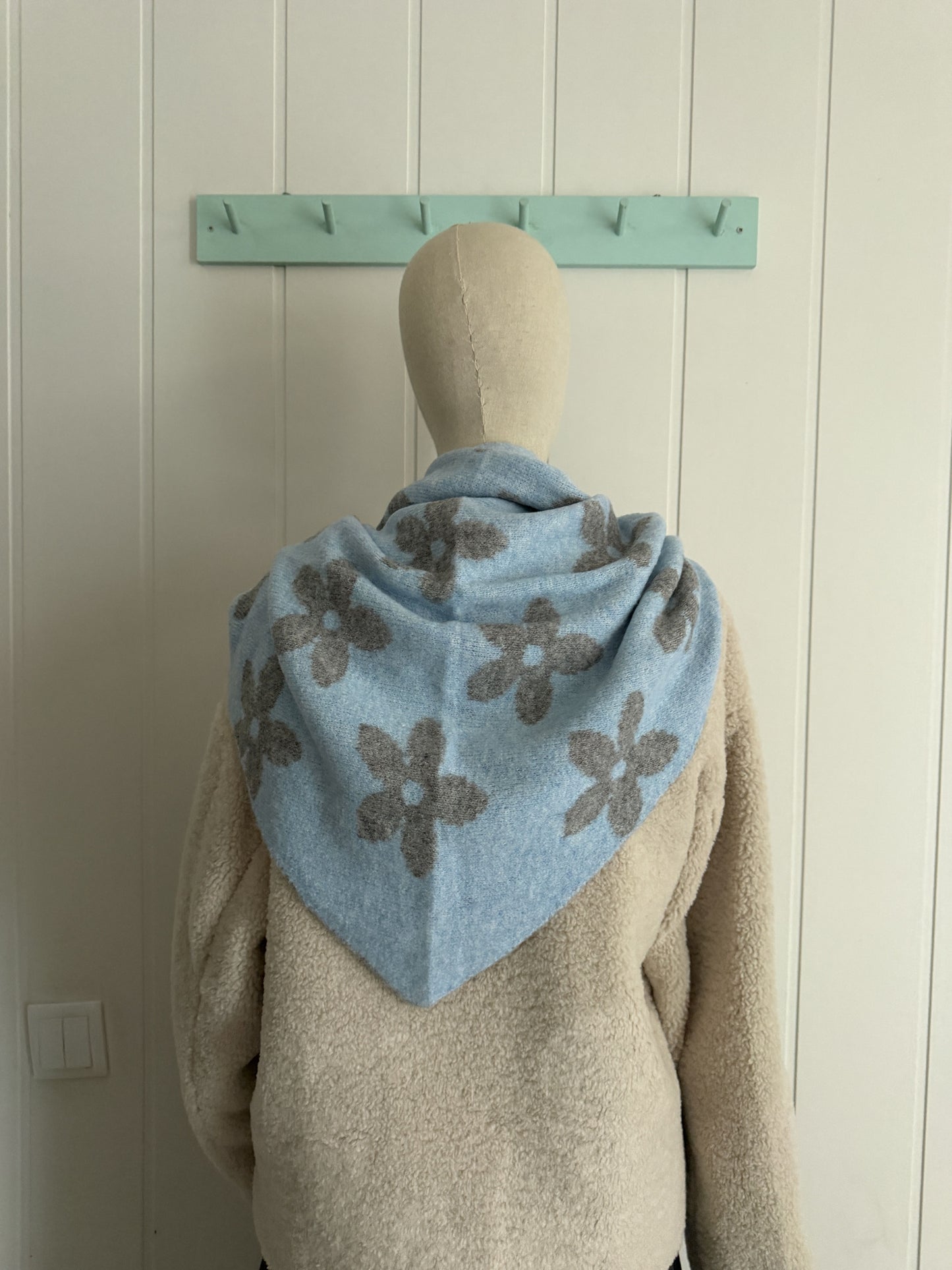 Bufanda bandana triangular flor cielo y gris