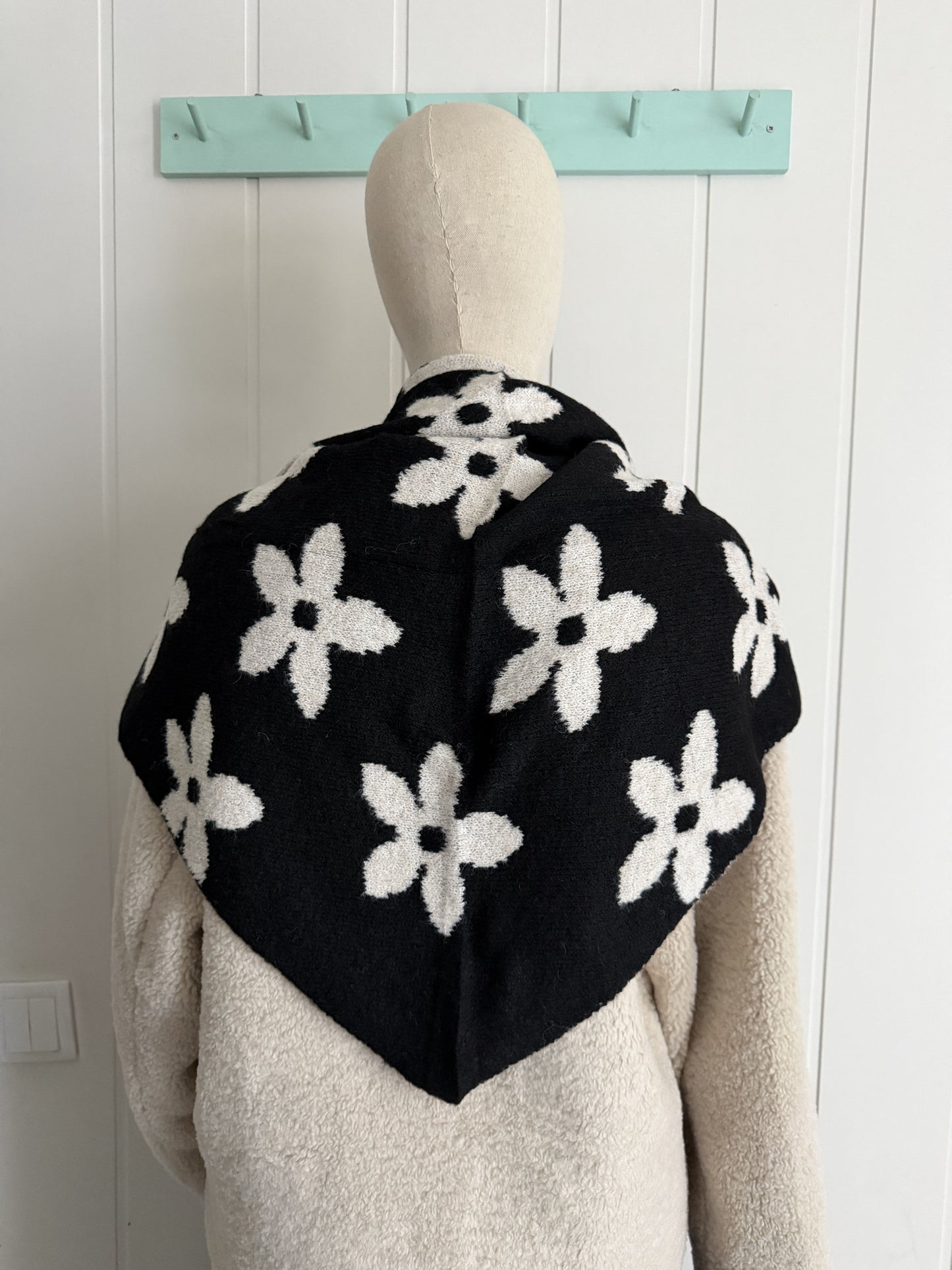 Bufanda bandana triangular flor negro y marfil