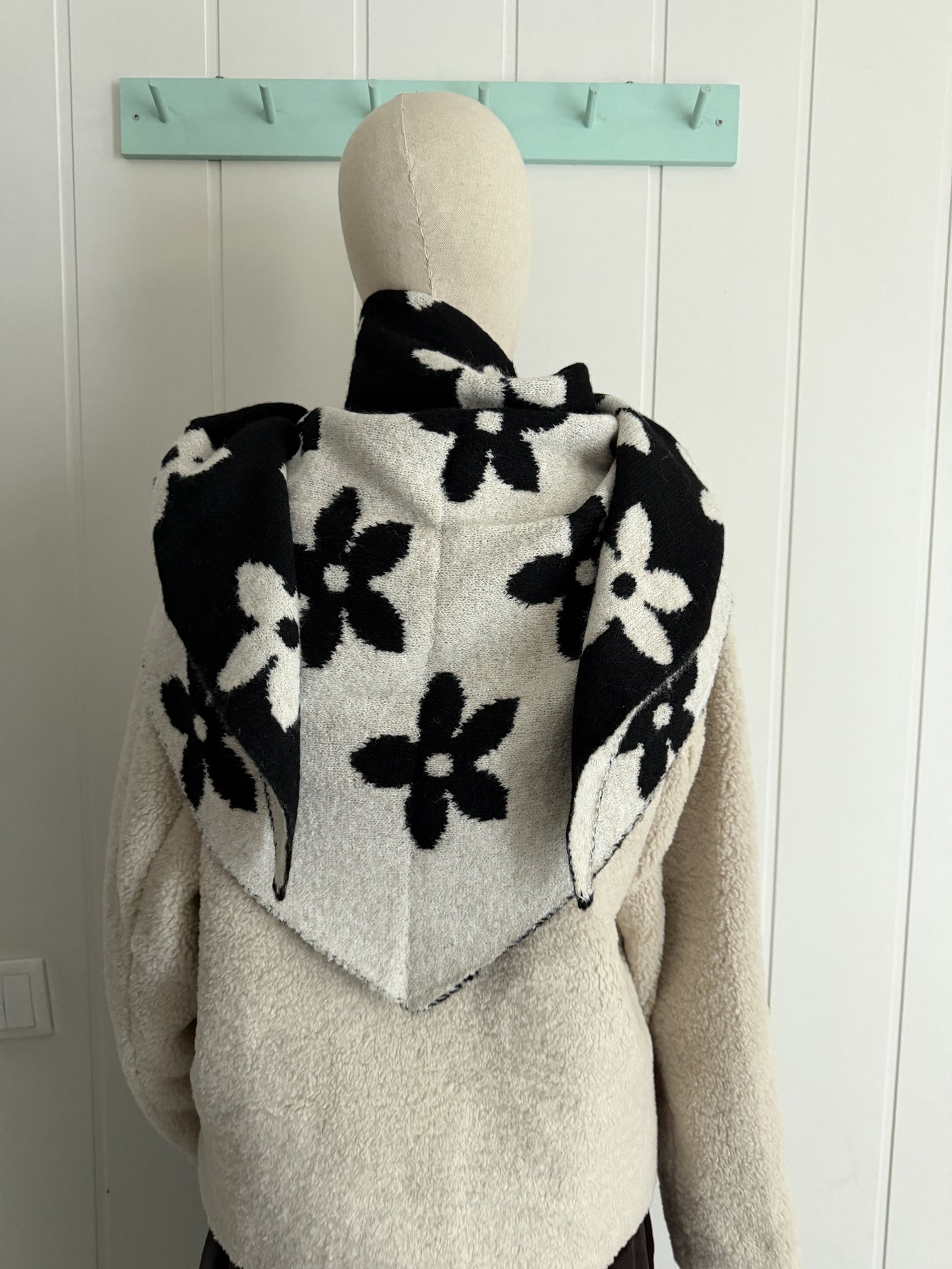 Bufanda bandana triangular flor negro y marfil