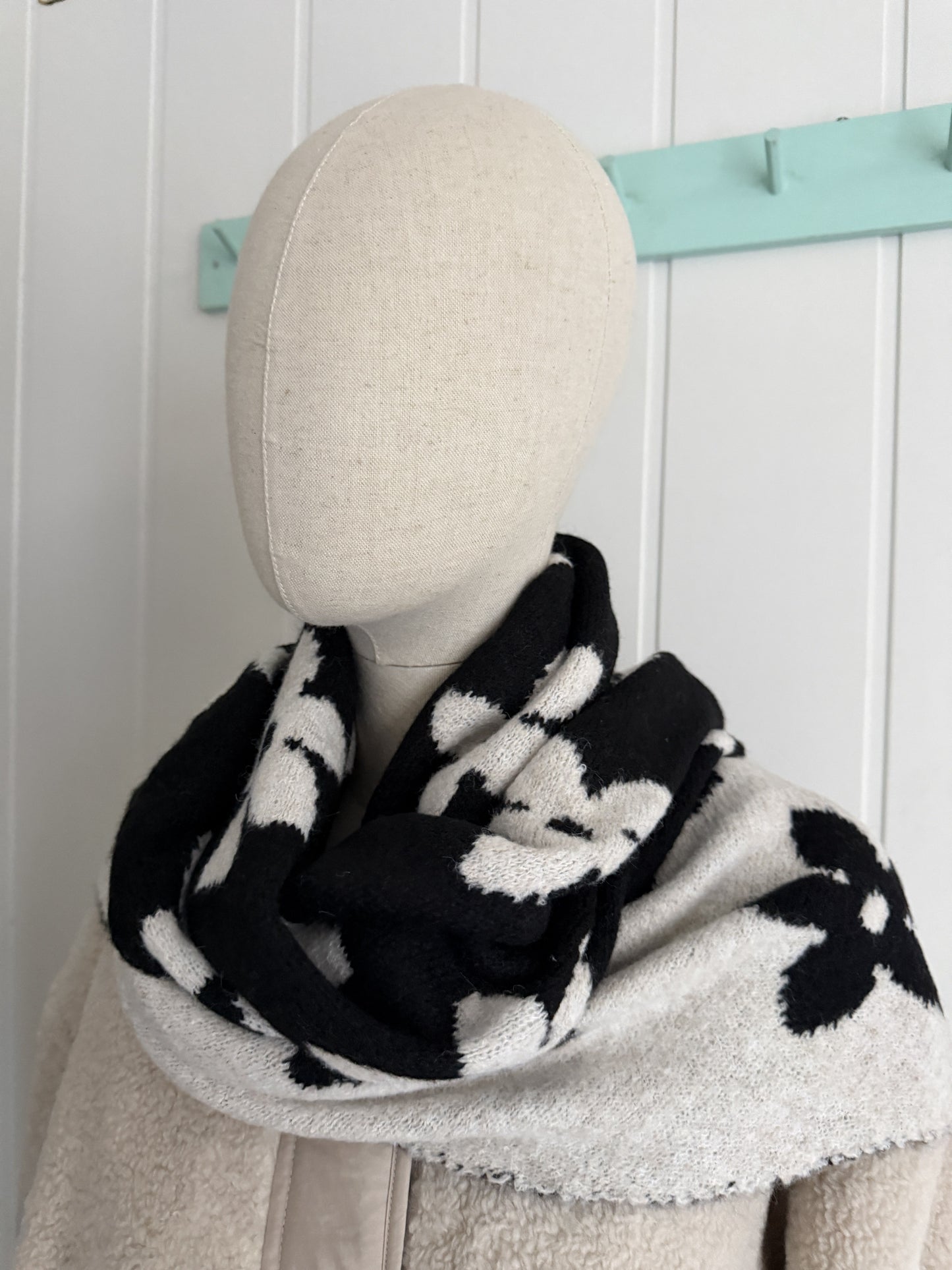 Bufanda bandana triangular flor negro y marfil