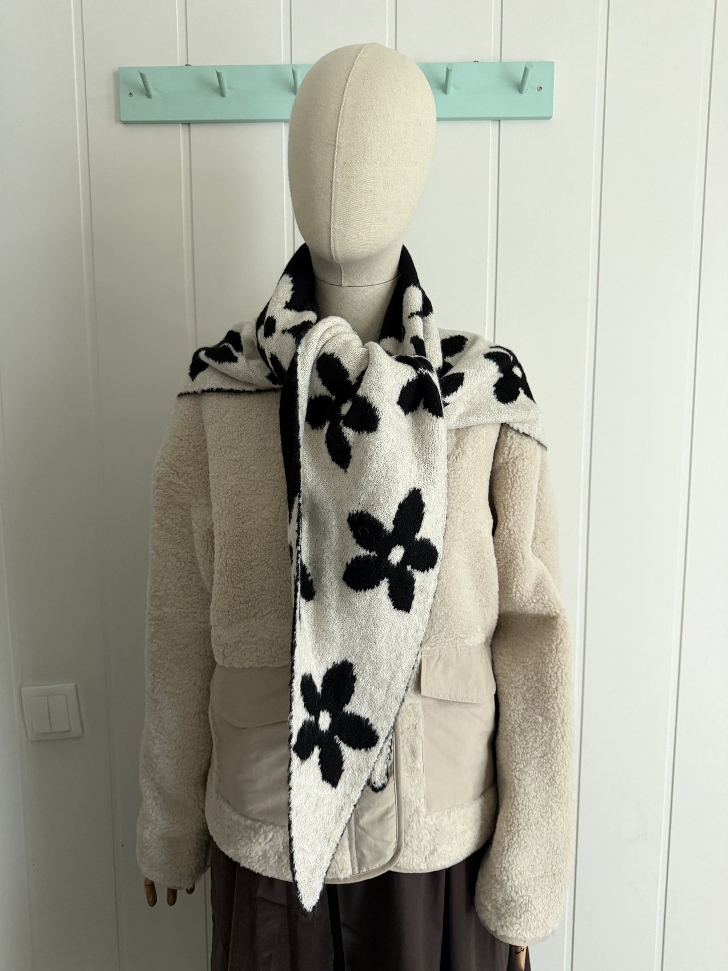 Bufanda bandana triangular flor negro y marfil