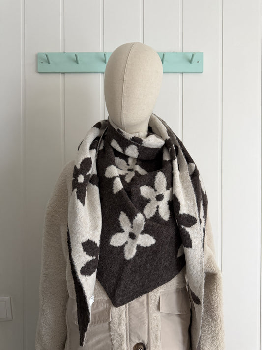 Bufanda bandana triangular flor chocolate y beige