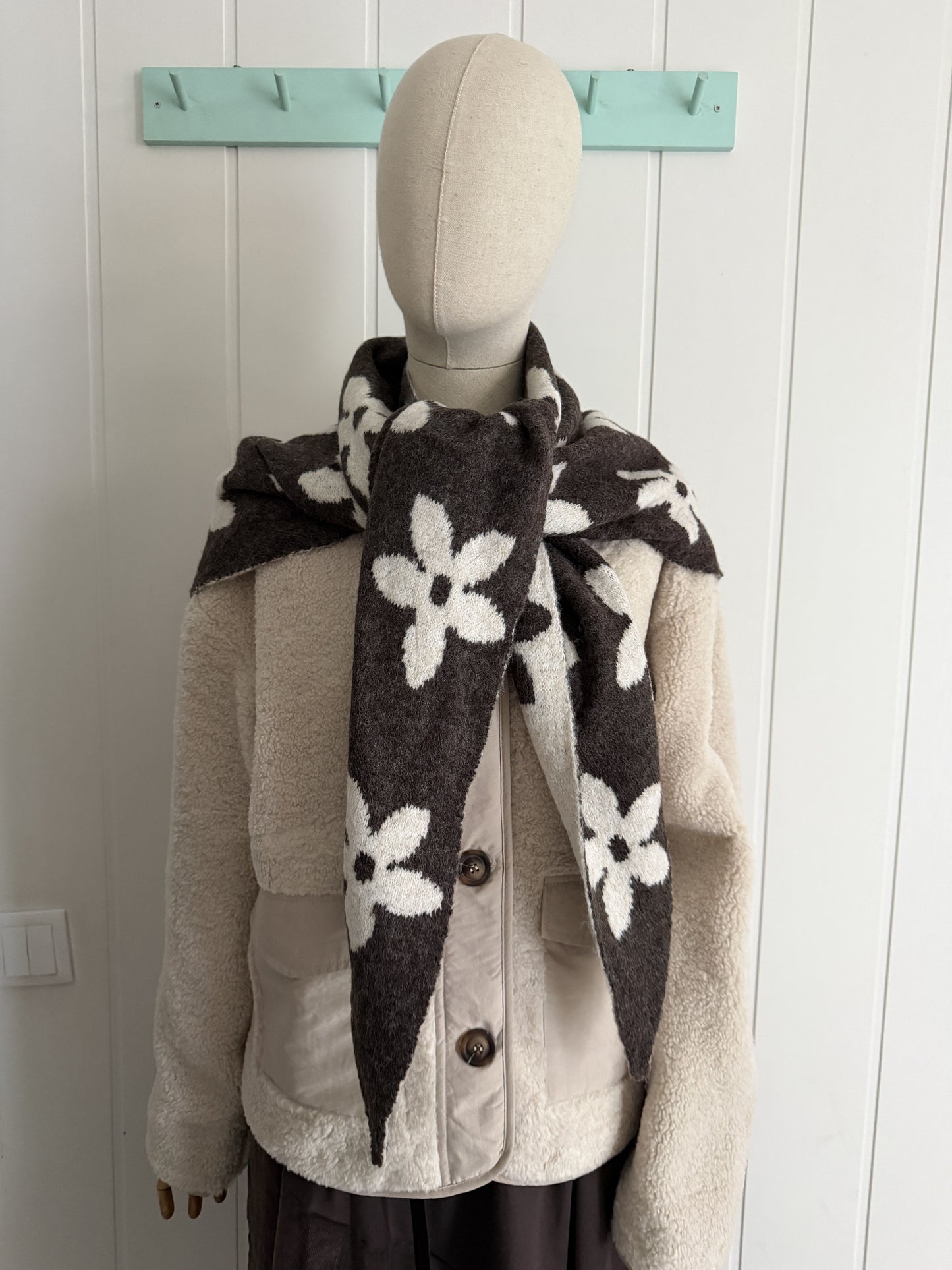 Bufanda bandana triangular flor chocolate y beige