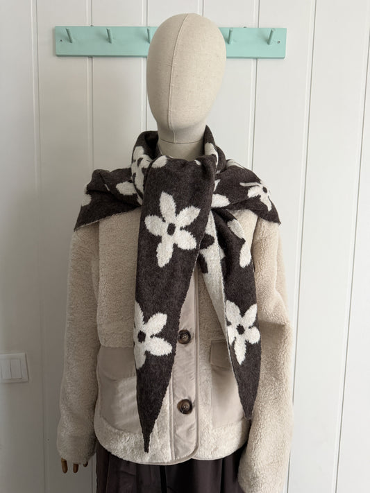 Bufanda bandana triangular flor chocolate y beige