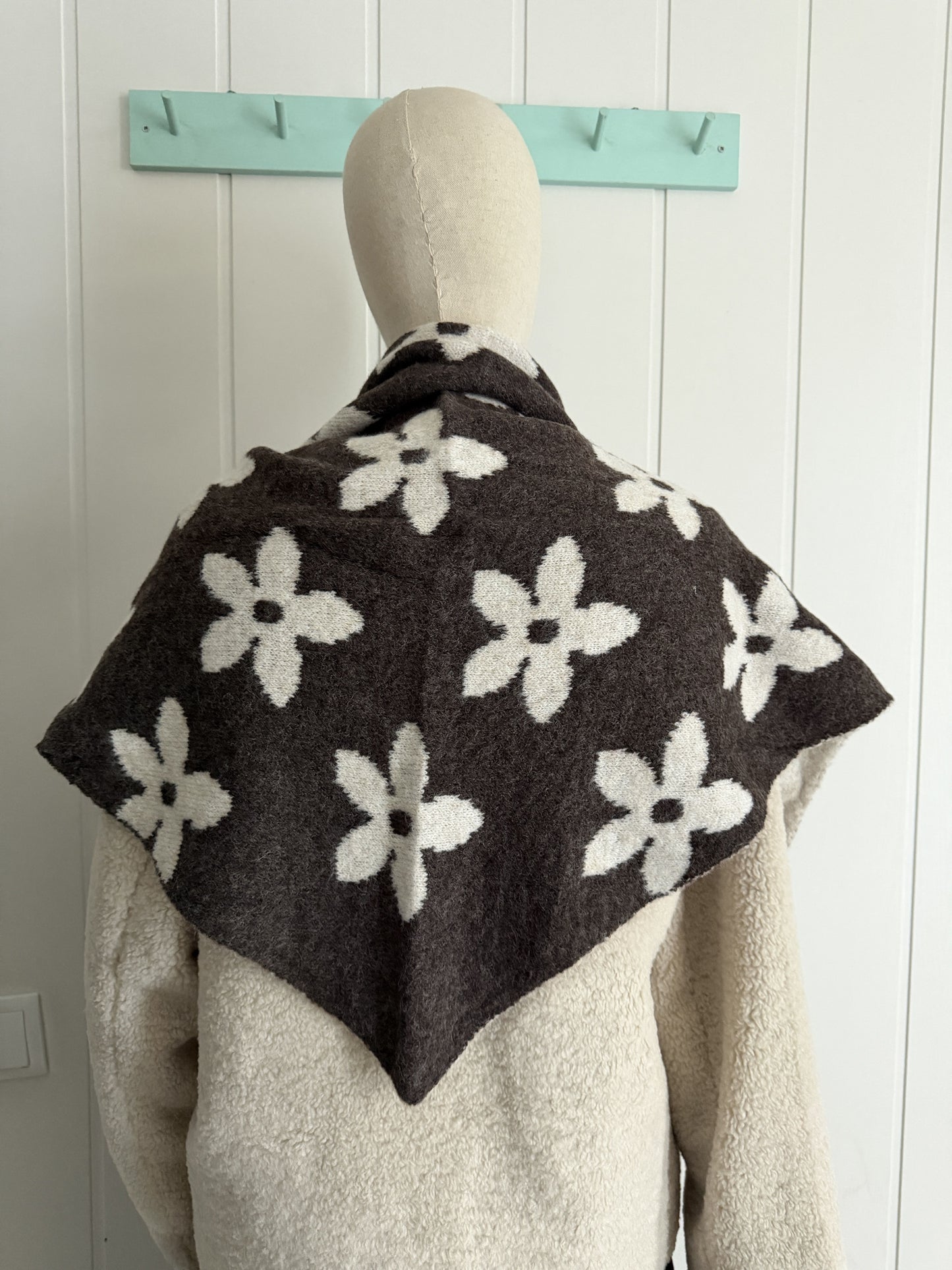 Bufanda bandana triangular flor chocolate y beige