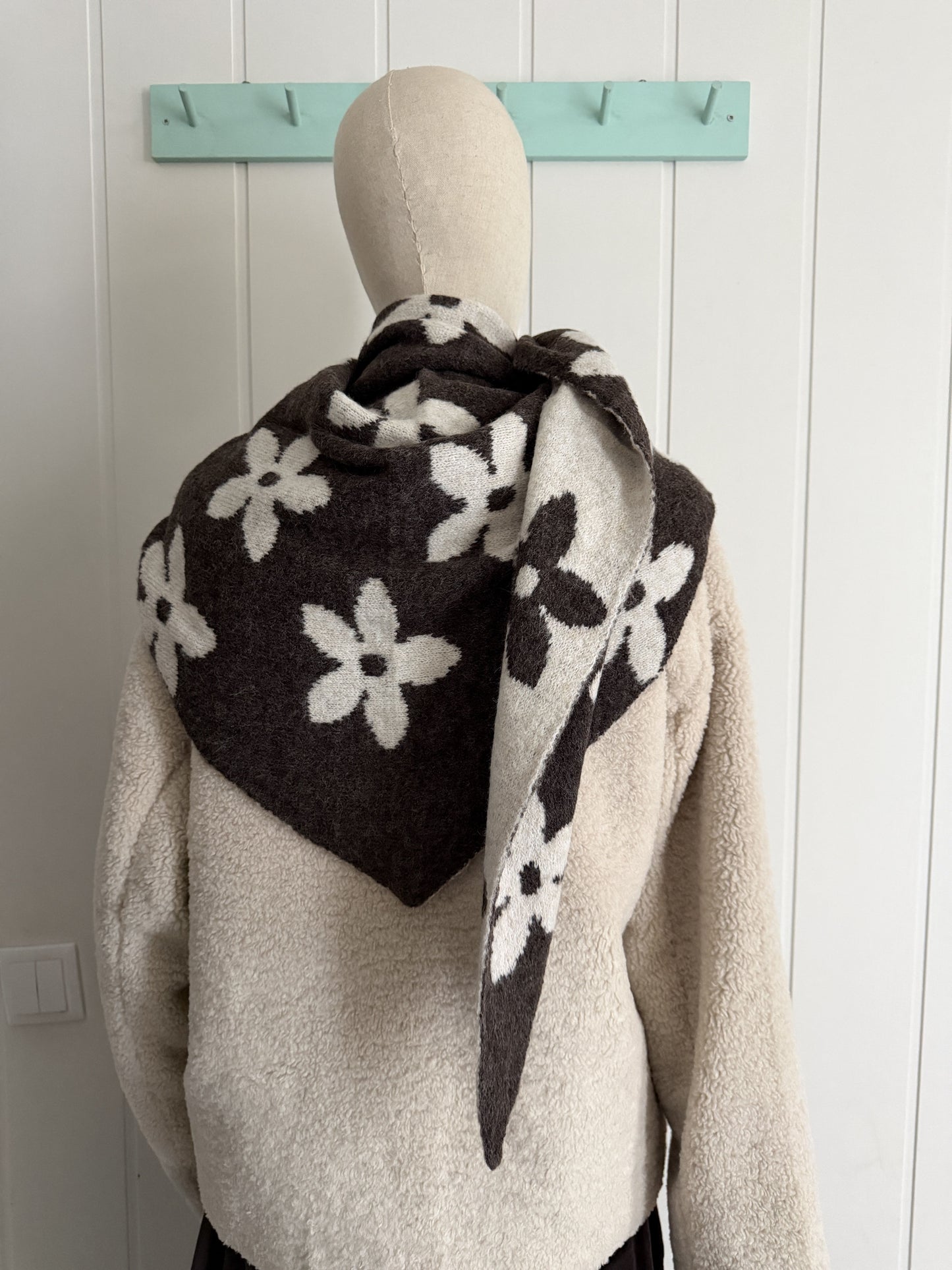 Bufanda bandana triangular flor chocolate y beige