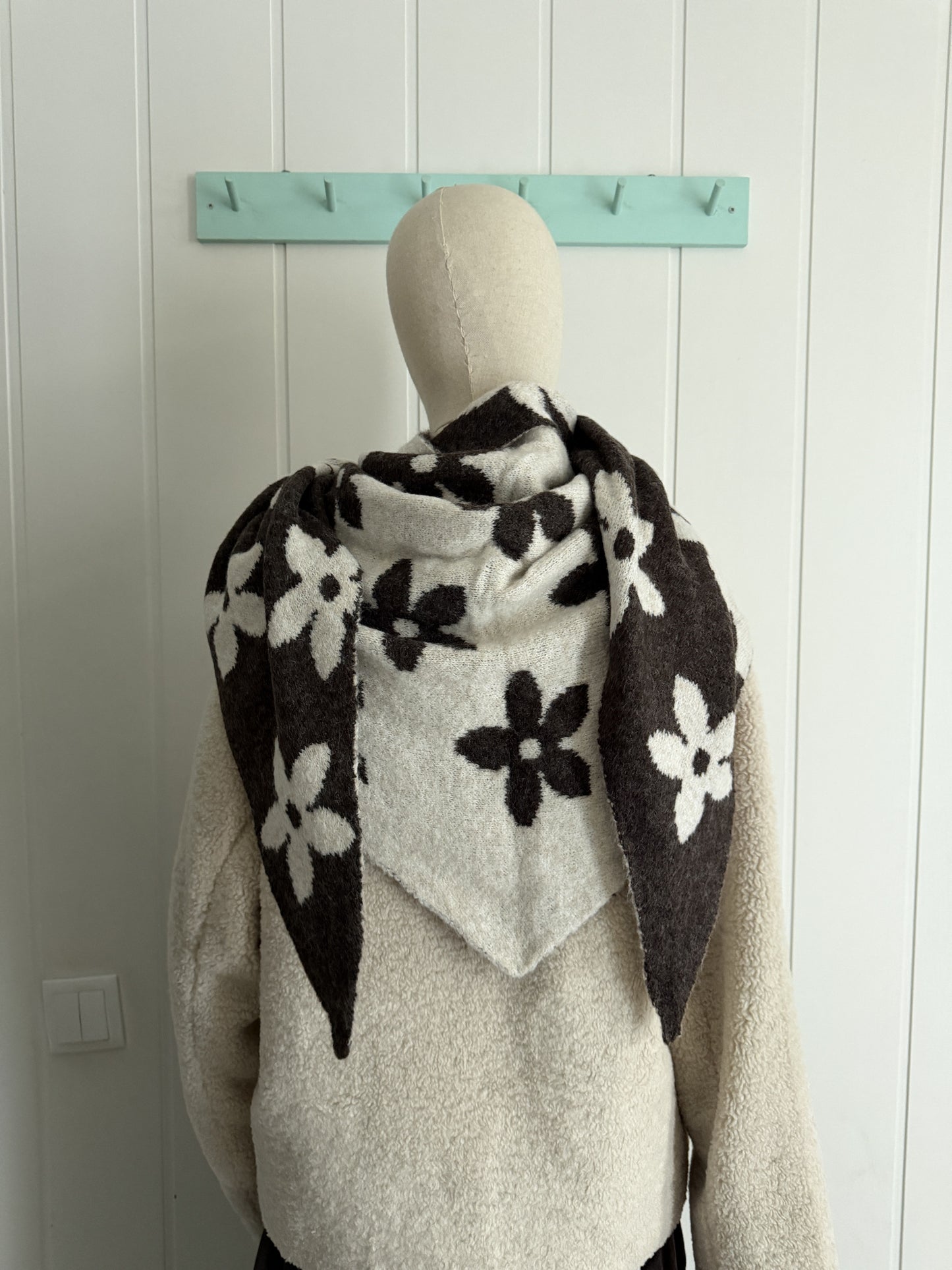 Bufanda bandana triangular flor chocolate y beige