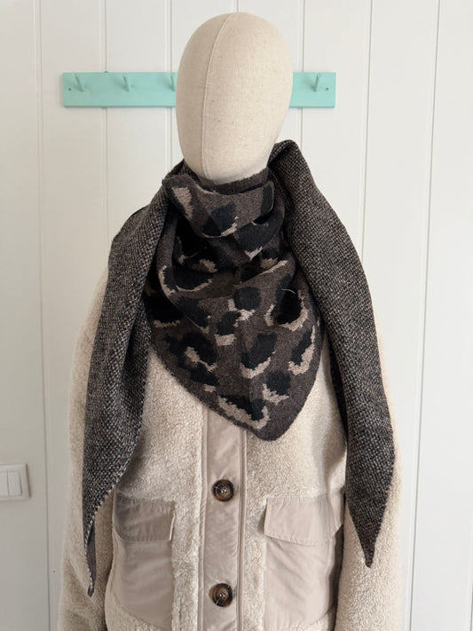 Bufanda bandana triangular animal print taupe