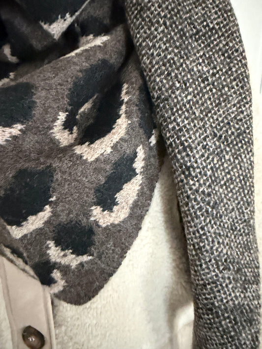 Bufanda bandana triangular animal print taupe